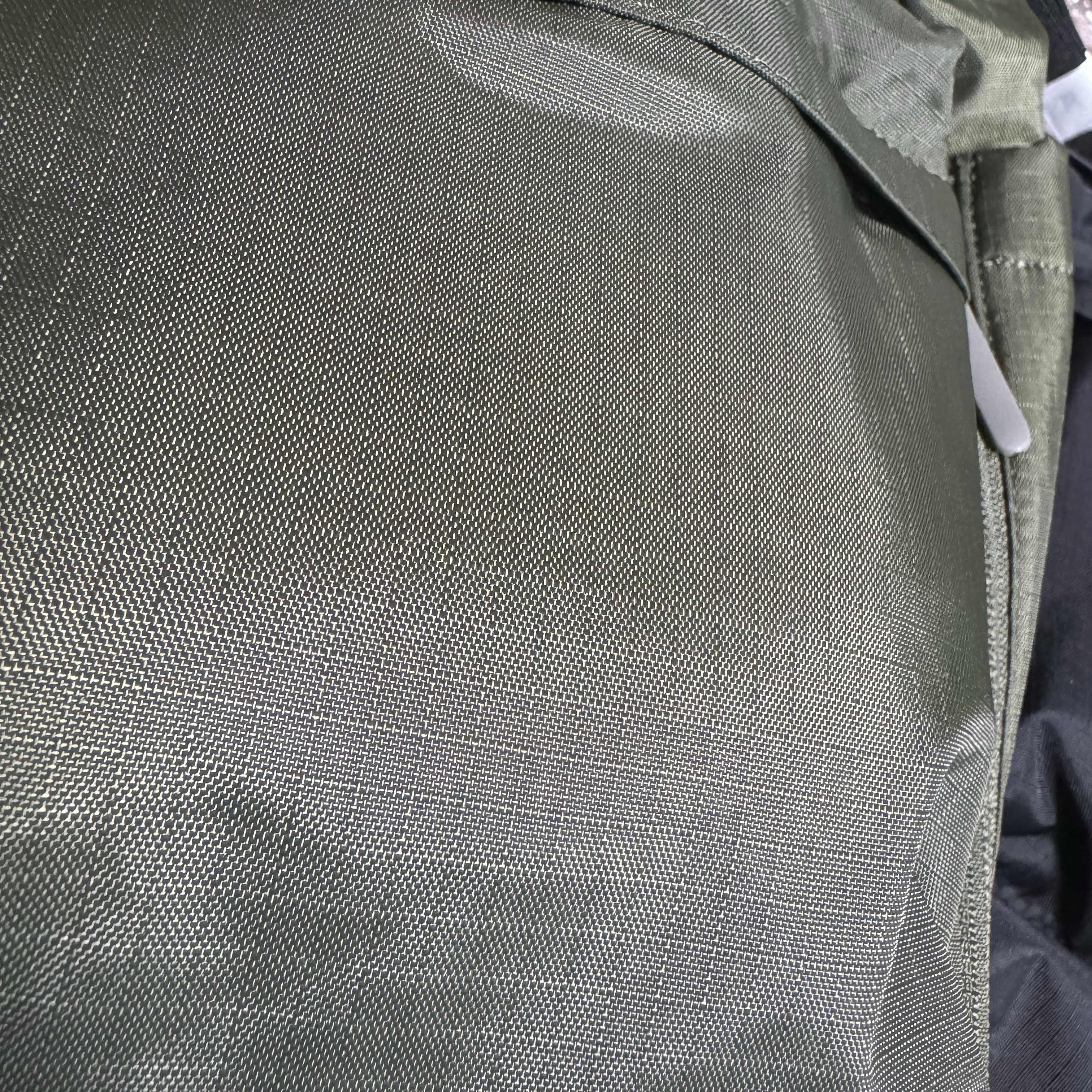 Uniqlo Multi Pocket Shoulder Bag Olive, Uniqlo Multi Pocket Shoulder Bag Black 착용 스타일 - 2