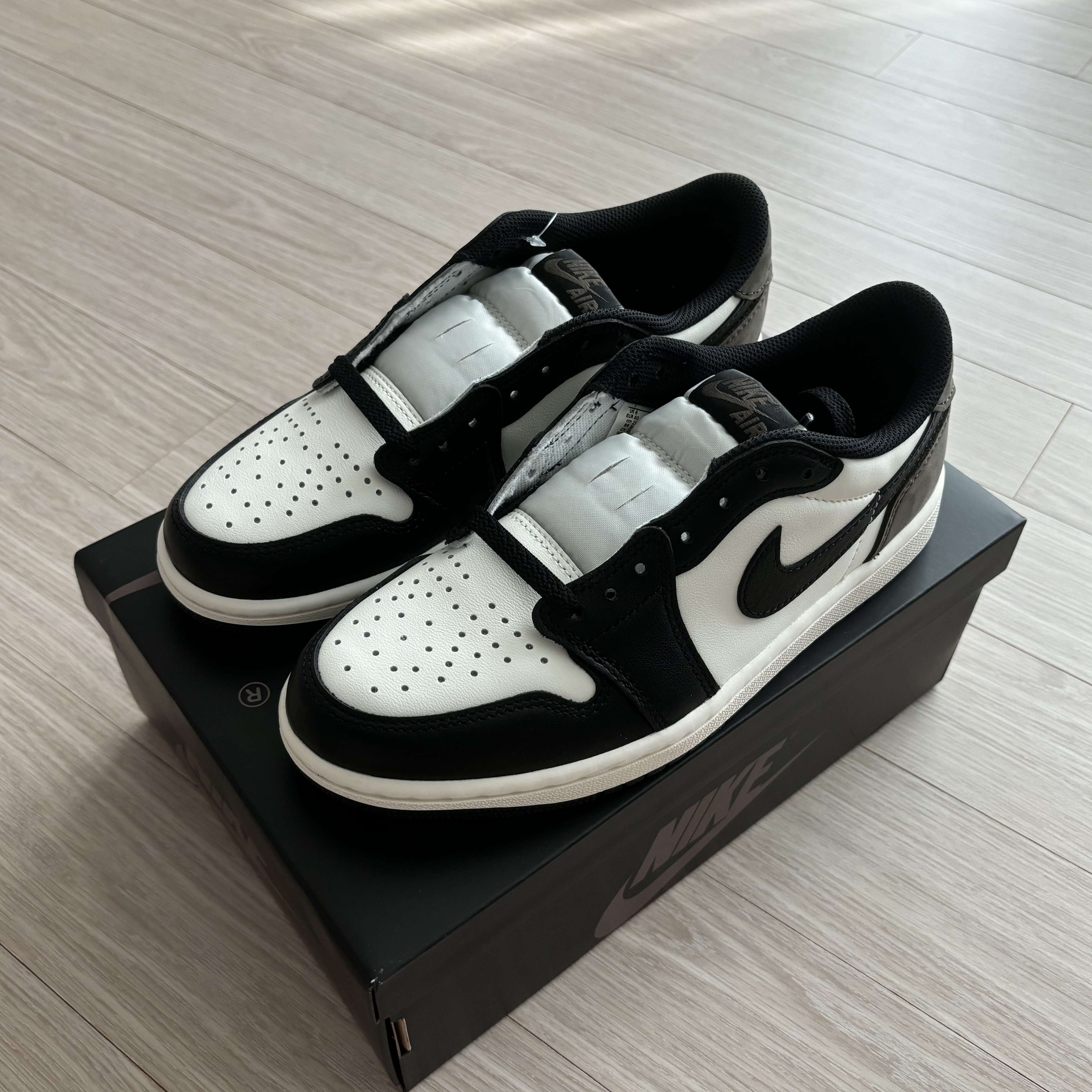 Jordan 1 Retro Low OG Mocha 착용 스타일 - 1