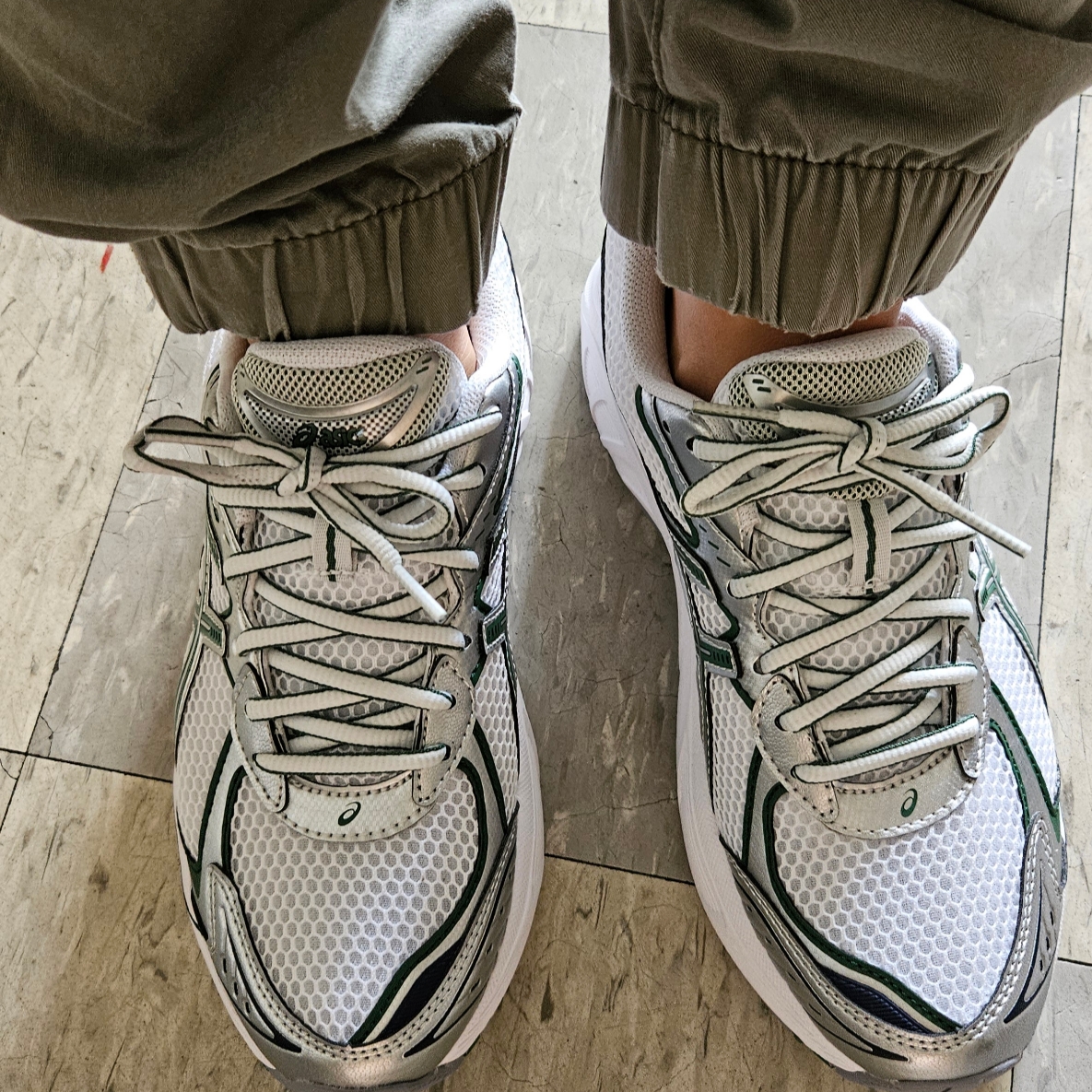Asics GT-2160 White Shamrock Green 착용 스타일