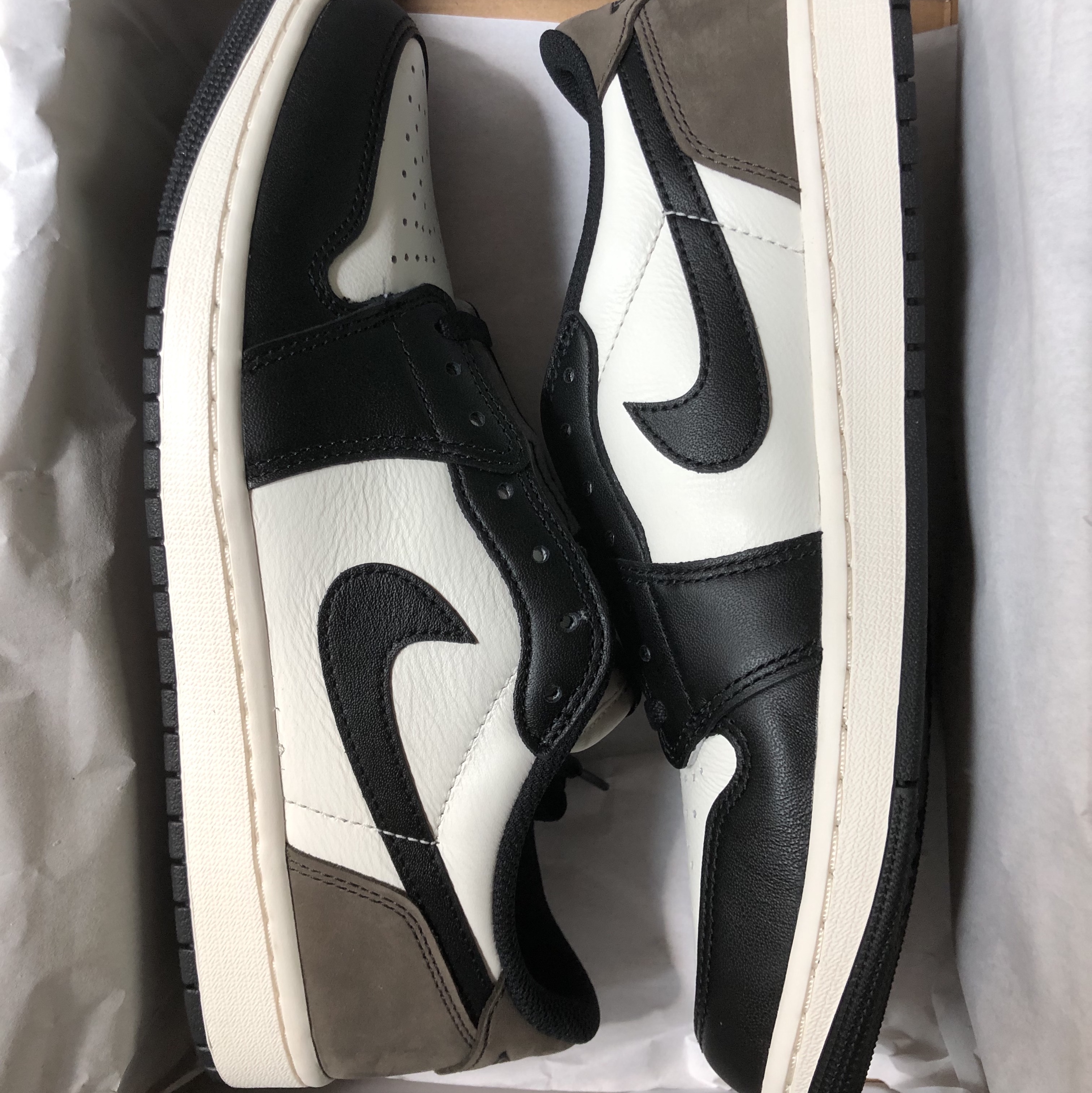 Jordan 1 Retro Low OG Mocha 착용 스타일