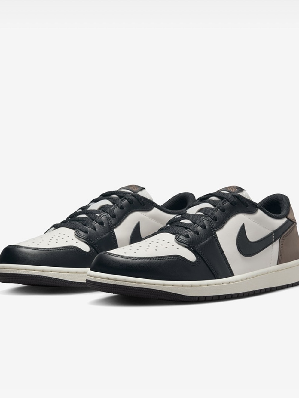 Adidas x Sporty & Rich Adistar Cushion Cloud White Night Indigo, Jordan 1 Retro Low OG Mocha 착용 스타일 - 7