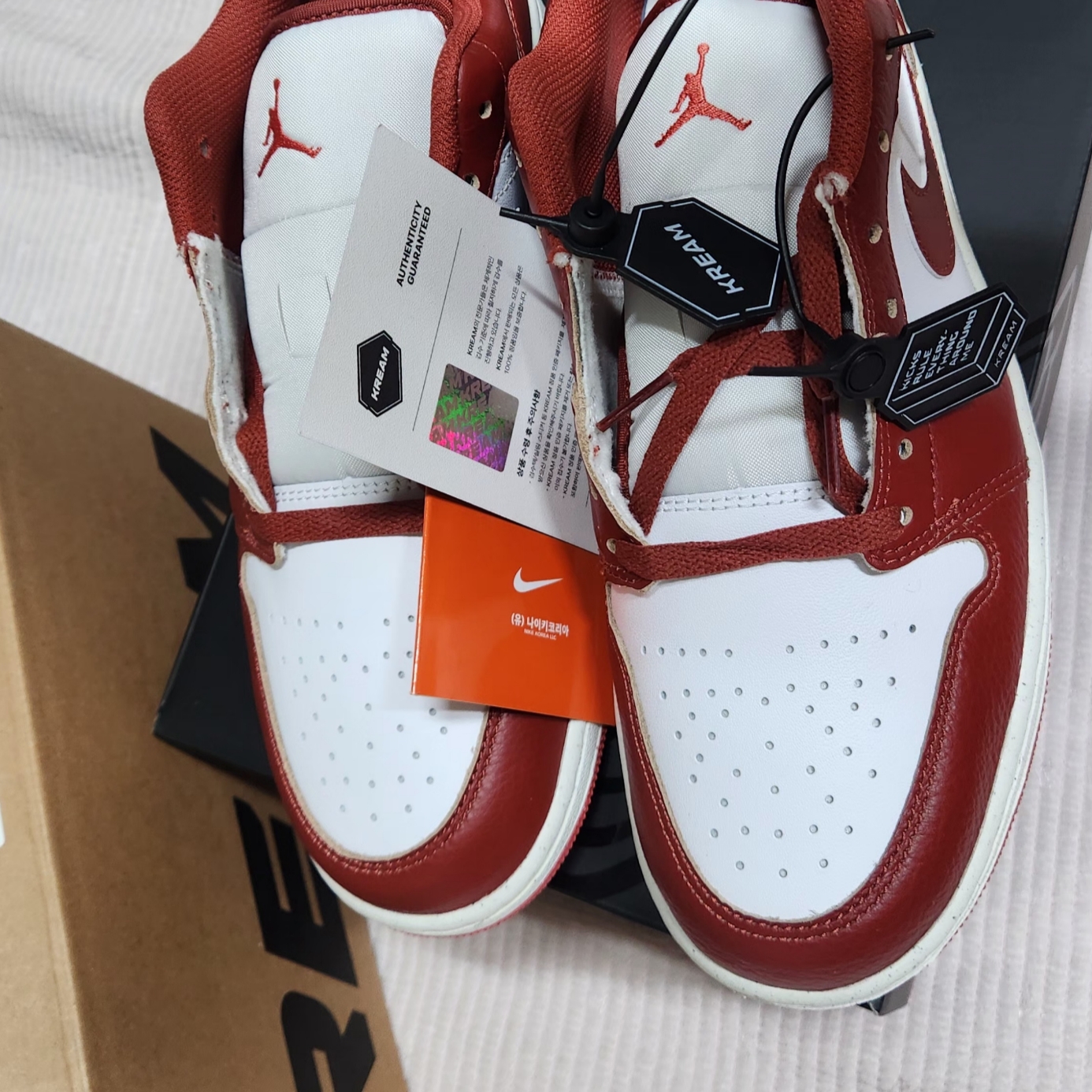 Jordan 1 Low SE Dune Red White 착용 스타일 - 2