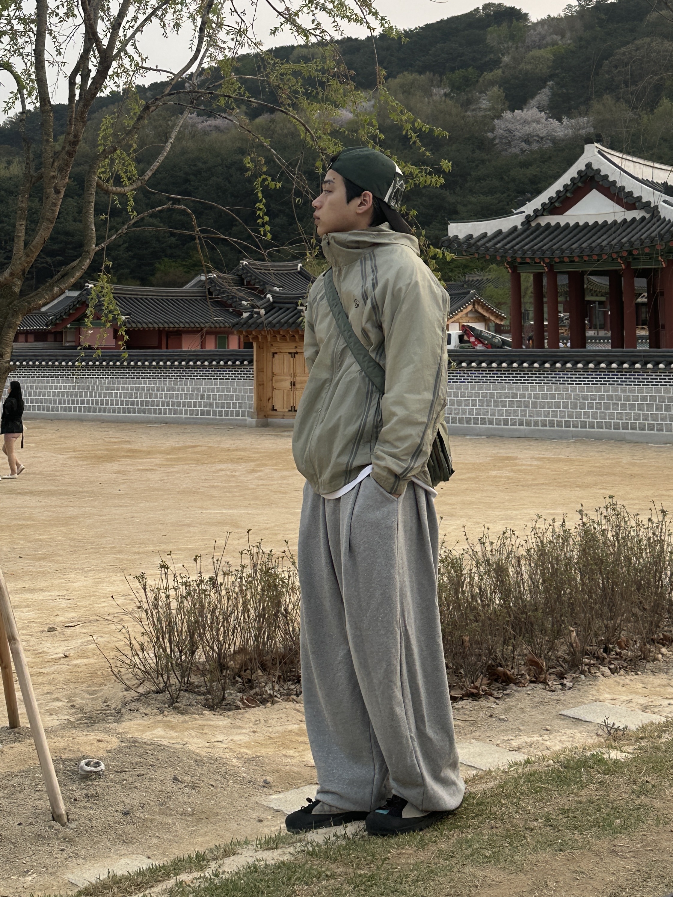 Porter Tanker Shoulder Bag Sage Green, Sansan Gear Seam Sealing Jacket Jade - 22FW 착용 스타일 - 2