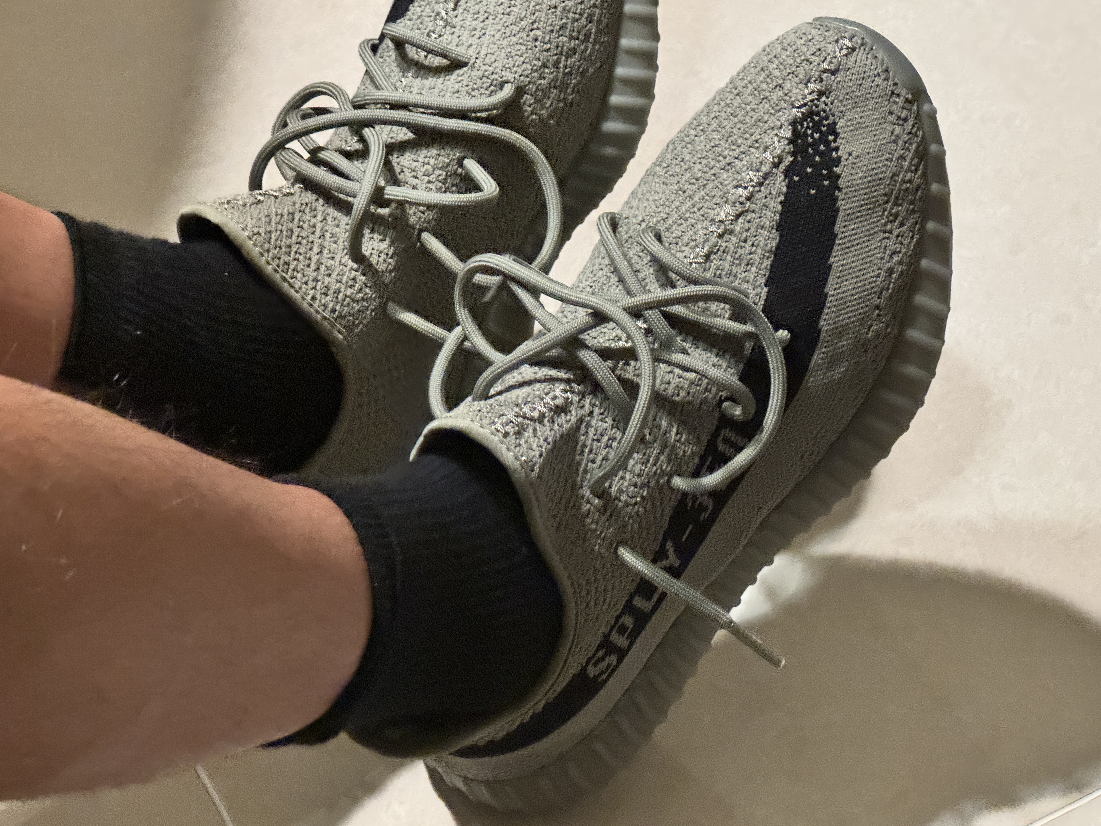 Adidas Yeezy Boost 350 V2 Granite Core Black 착용 스타일 - 1