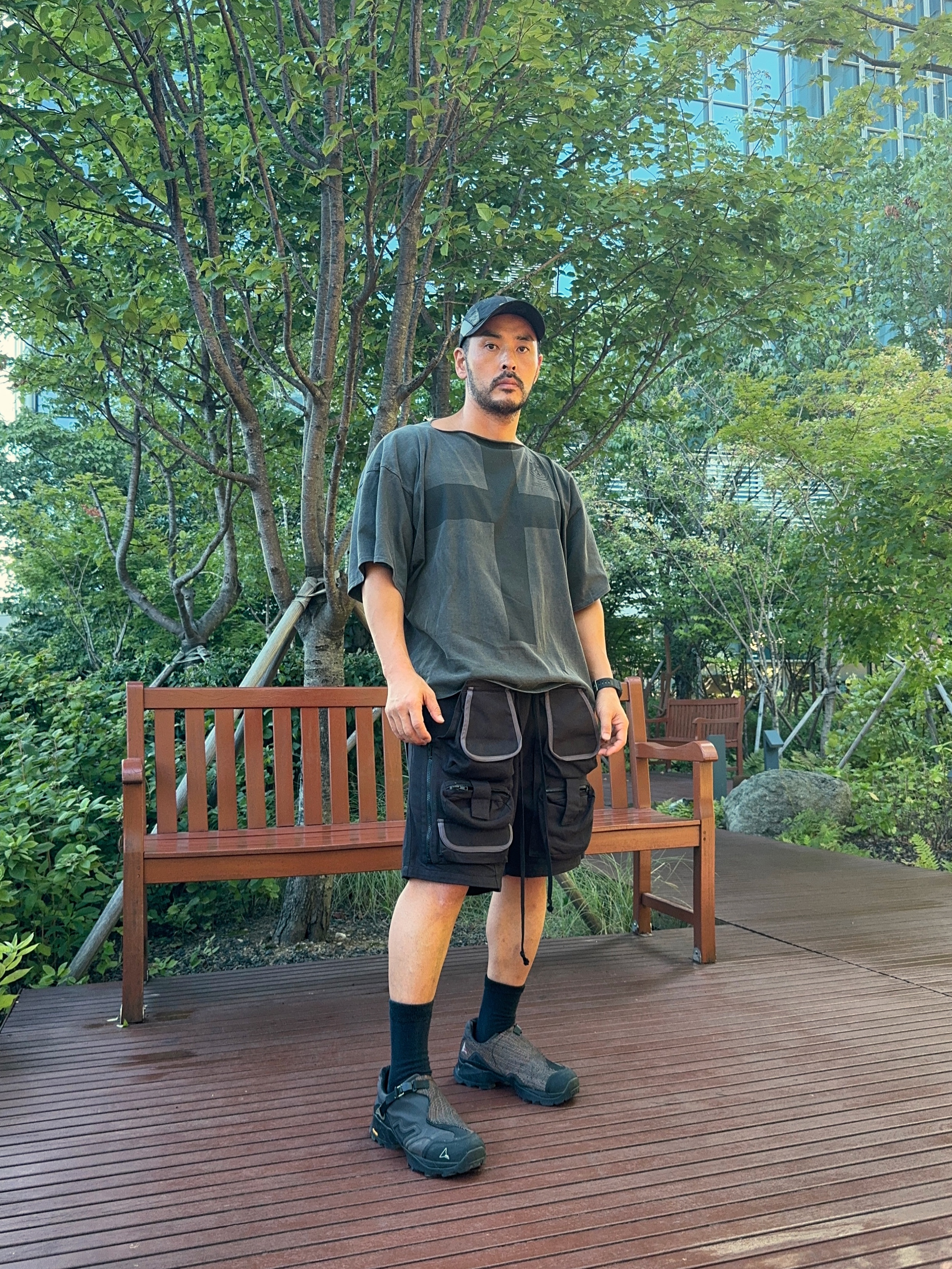 Roa Hiking Minar Black, ¥$ Vultures Merch T-Shirt 1 Black - Korea Exclusive 착용 스타일 - 4