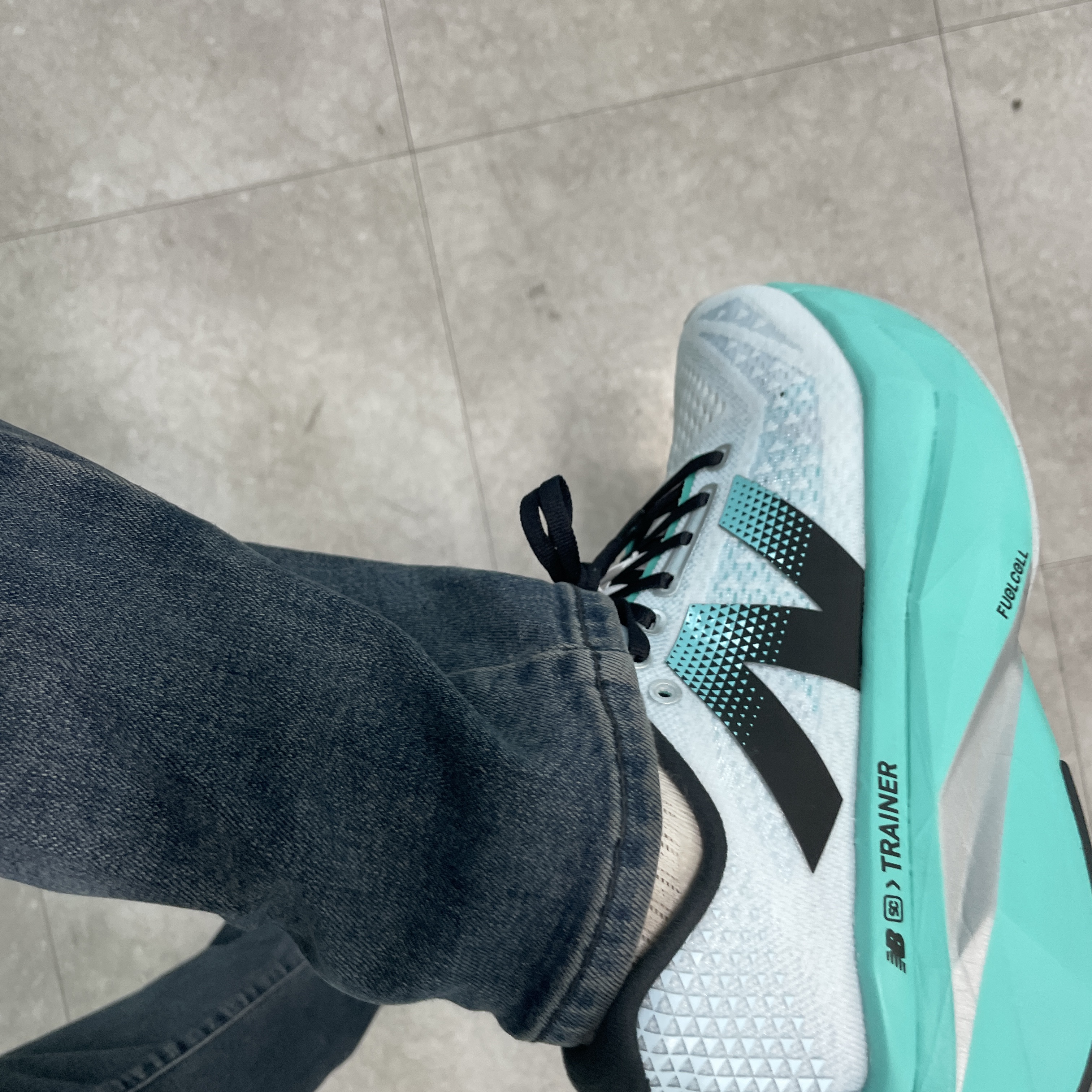 New Balance FuelCell Supercomp Trainer v3 White Cyber Jade - D Standard 착용 스타일 - 1