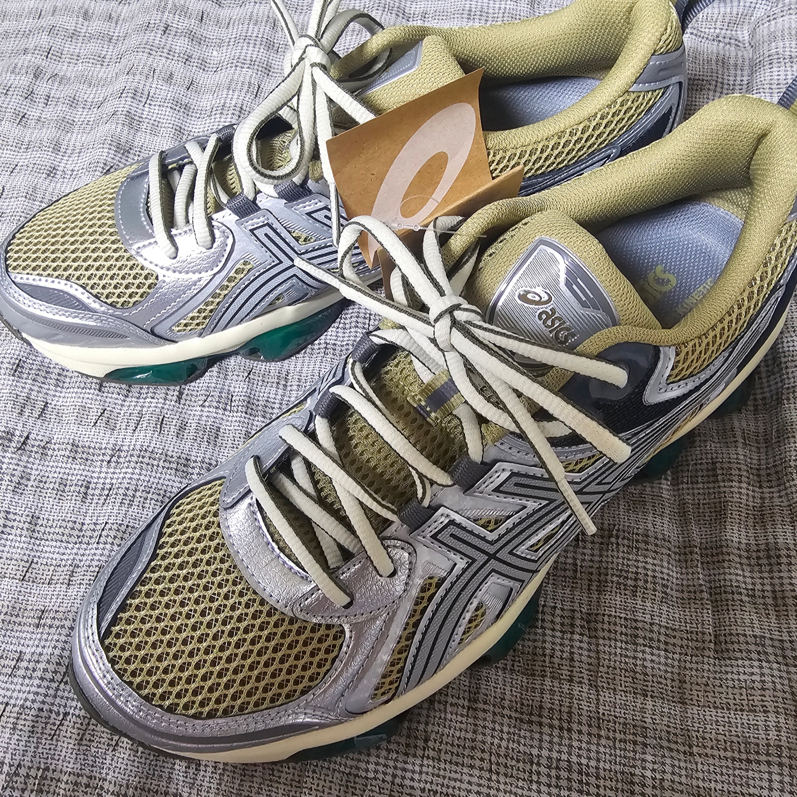 Asics Gel-Quantum Kinetic Khaki Beige Pure Silver 착용 스타일 - 2
