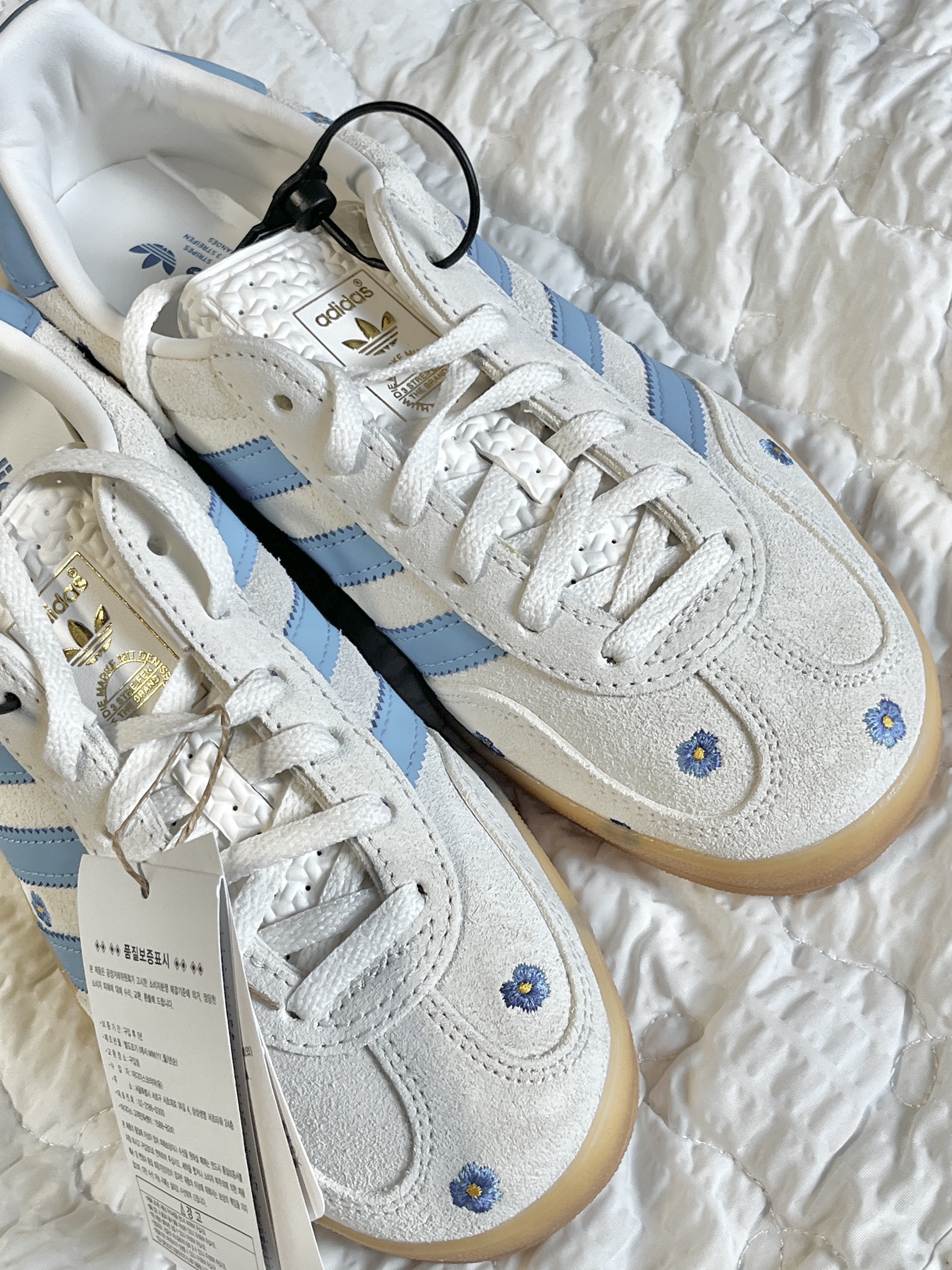 (W) Adidas Gazelle Indoor Cloud White Light Blue Gum 착용 스타일
