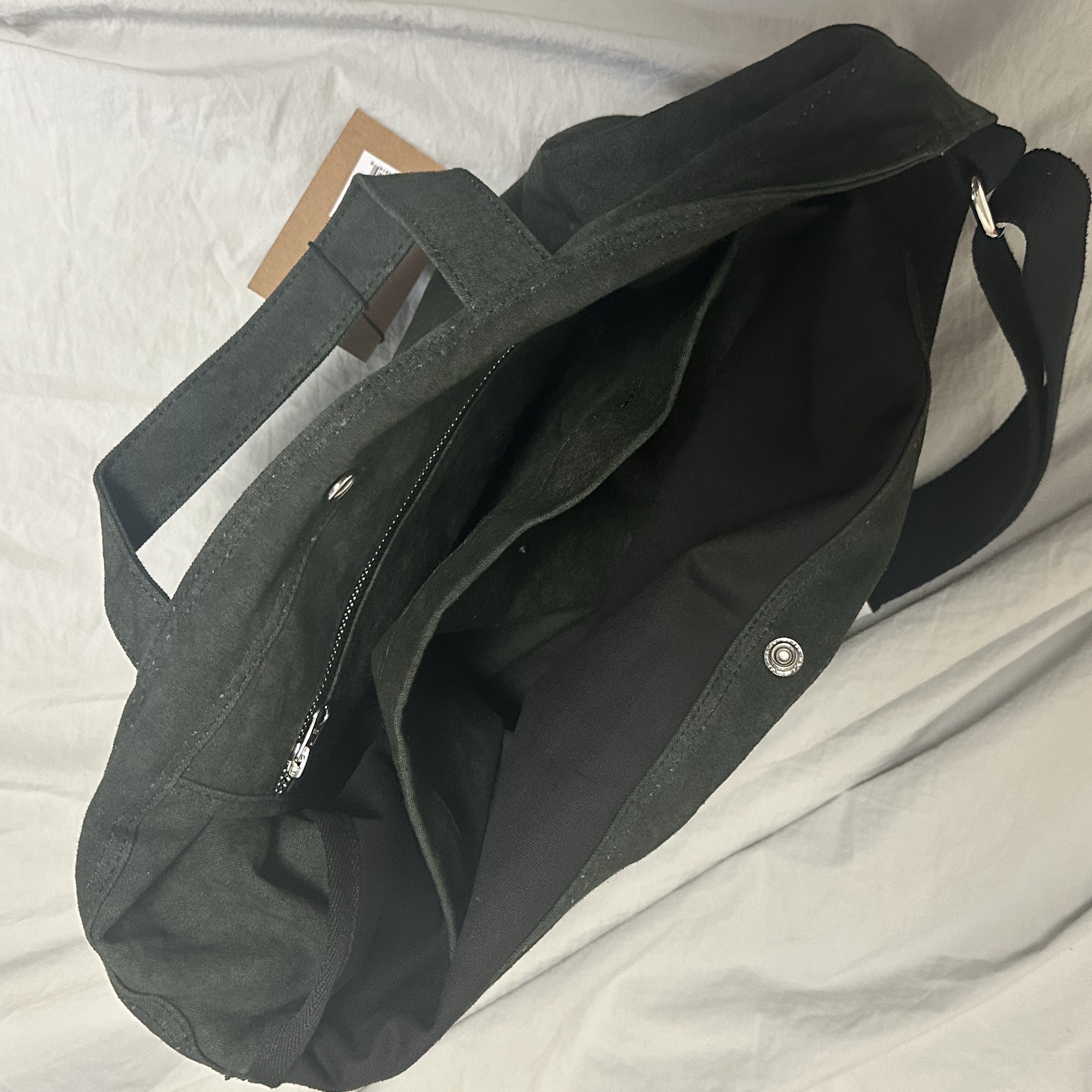 Stussy Canvas Crossbody Bag Washed Black 착용 스타일 - 4
