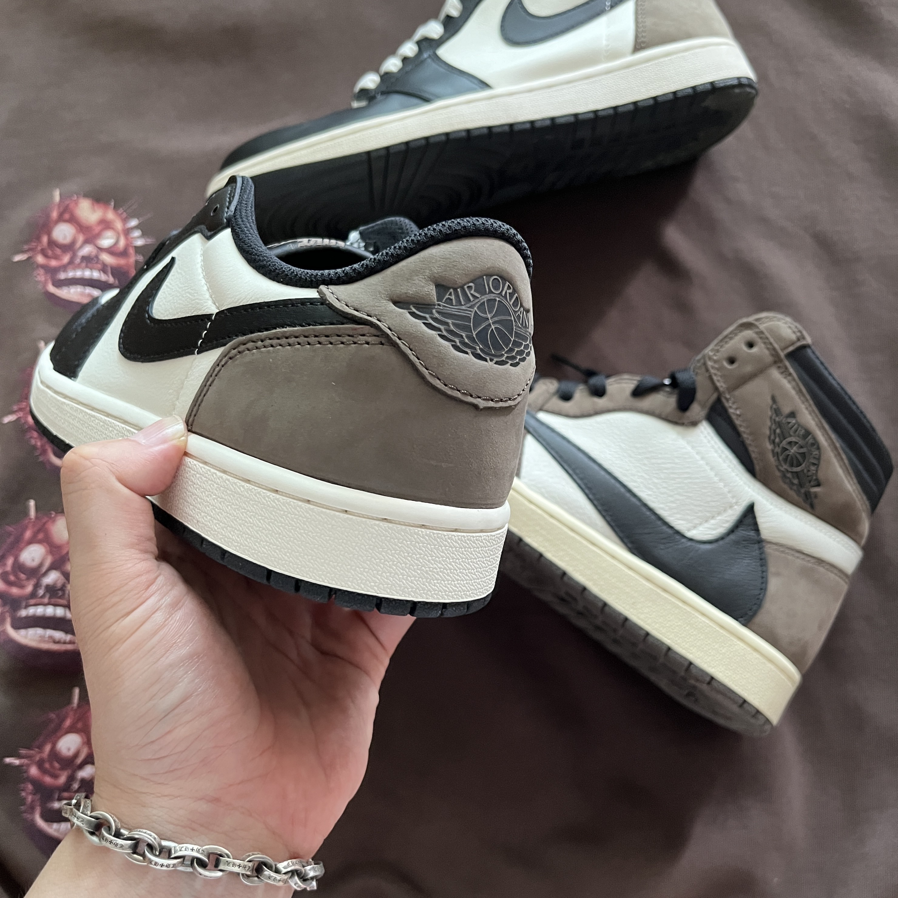 Jordan 1 Retro Low OG Mocha, Jordan 1 x Travis Scott Retro High OG SP Mocha 착용 스타일 - 3
