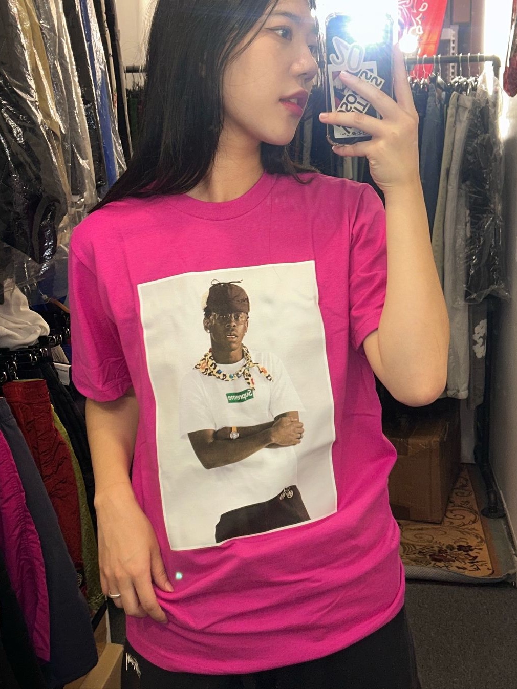 Supreme Tyler The Creator T-Shirt Magenta - 24FW, Supreme Tyler The Creator T-Shirt Black - 24FW 착용 스타일 - 1