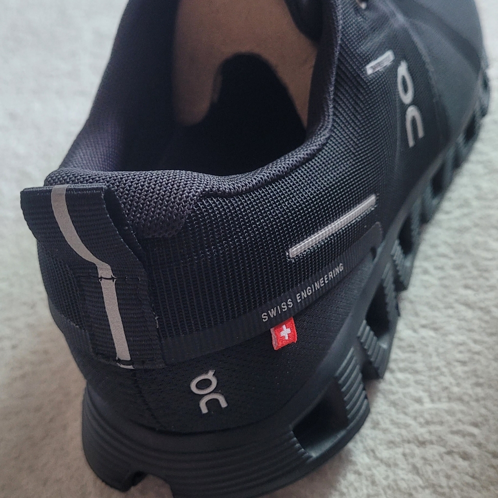 On Running Cloud 5 Waterproof All Black 착용 스타일 - 3