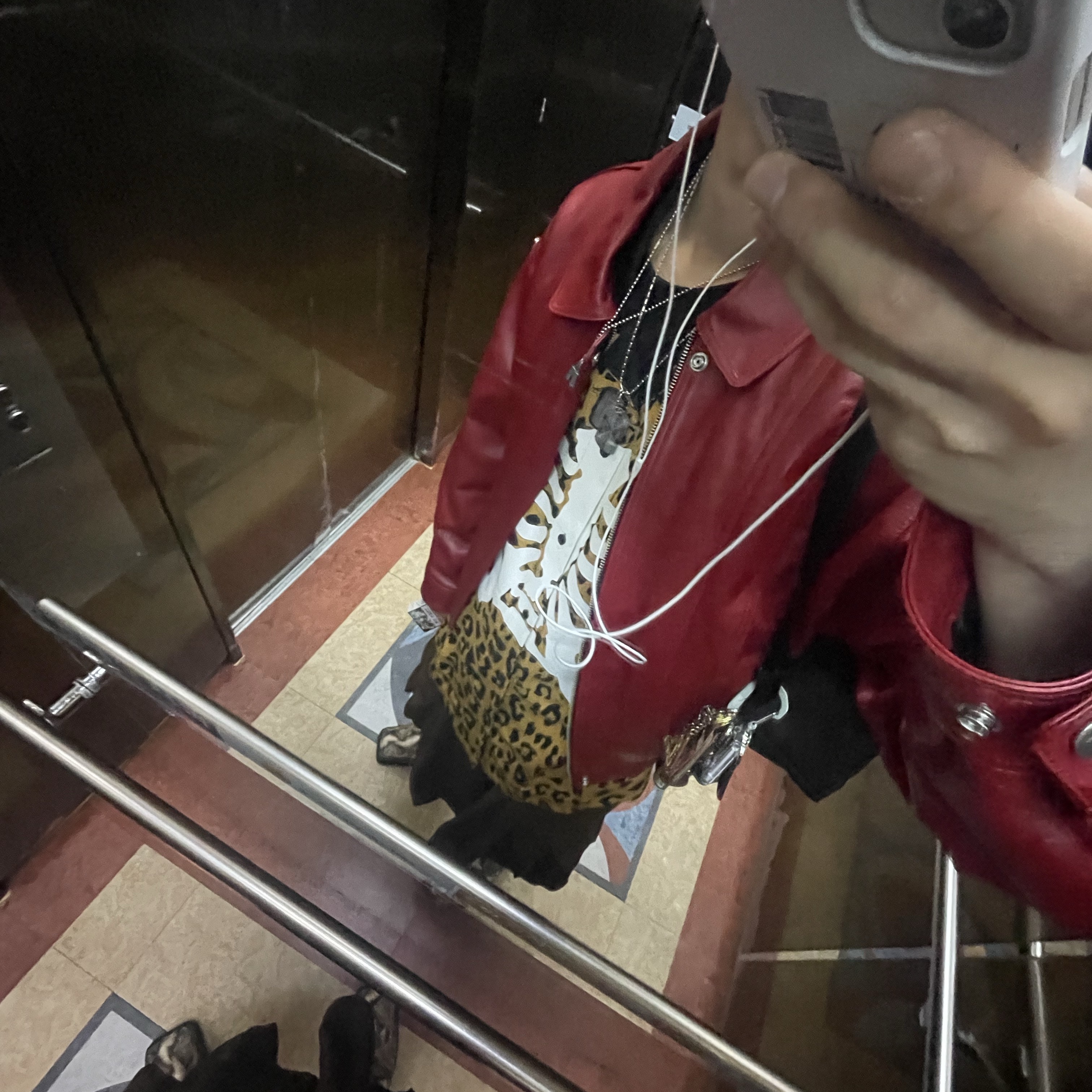 Vans x Mark SBTG Skelleton Short Sleeve Shirt Brown 착용 스타일