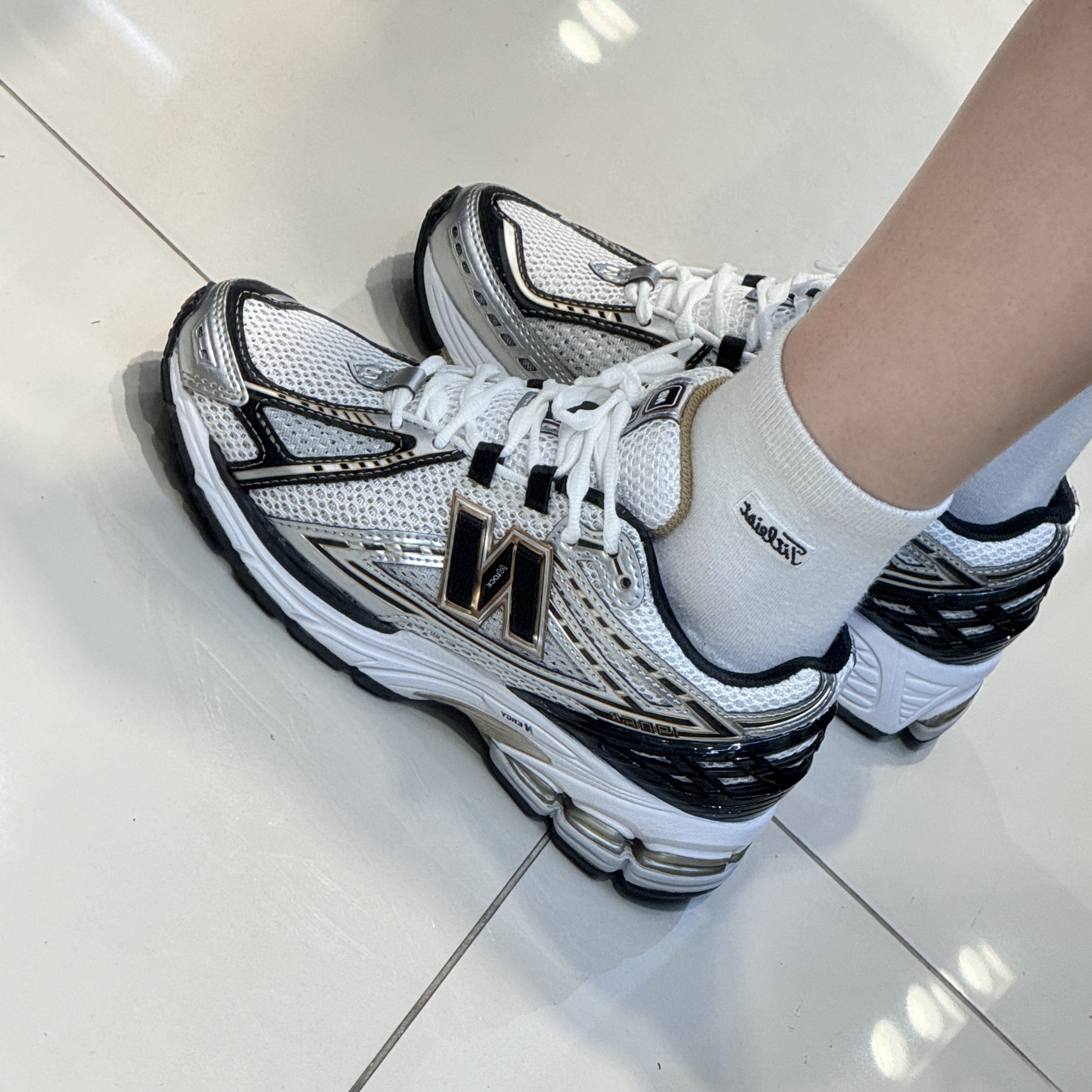 New Balance 1906R White Gold 착용 스타일