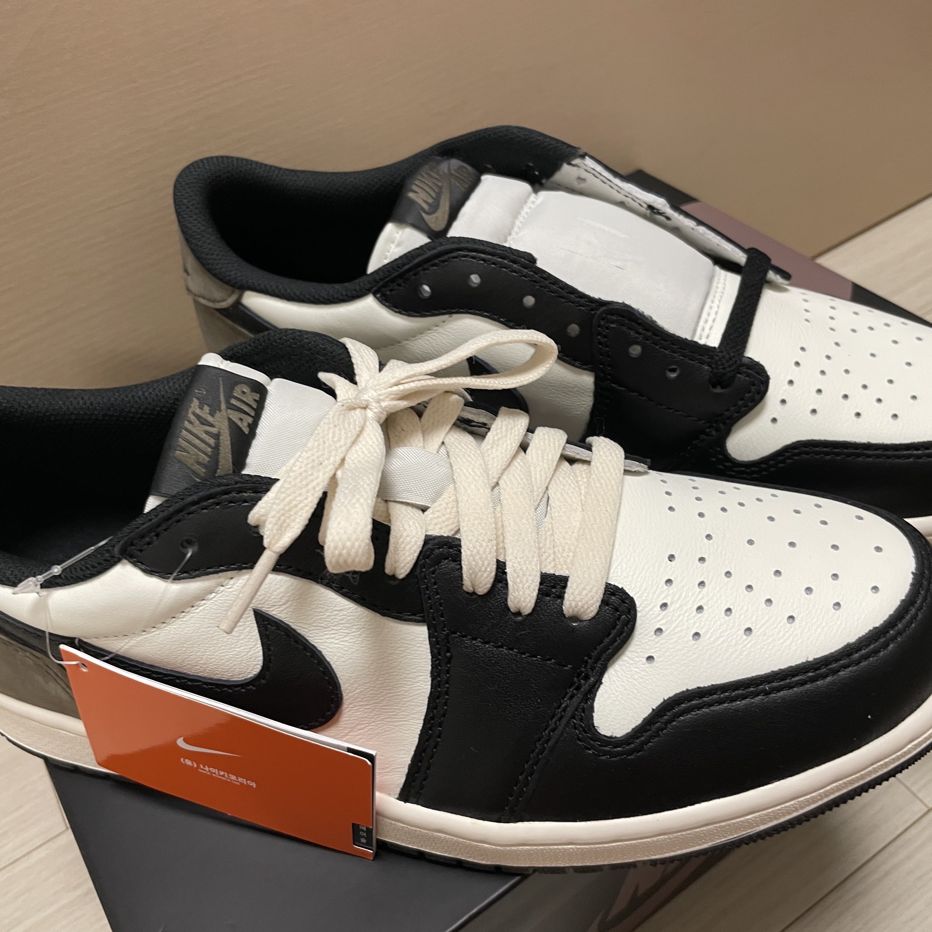 Jordan 1 Retro Low OG Mocha 착용 스타일 - 1