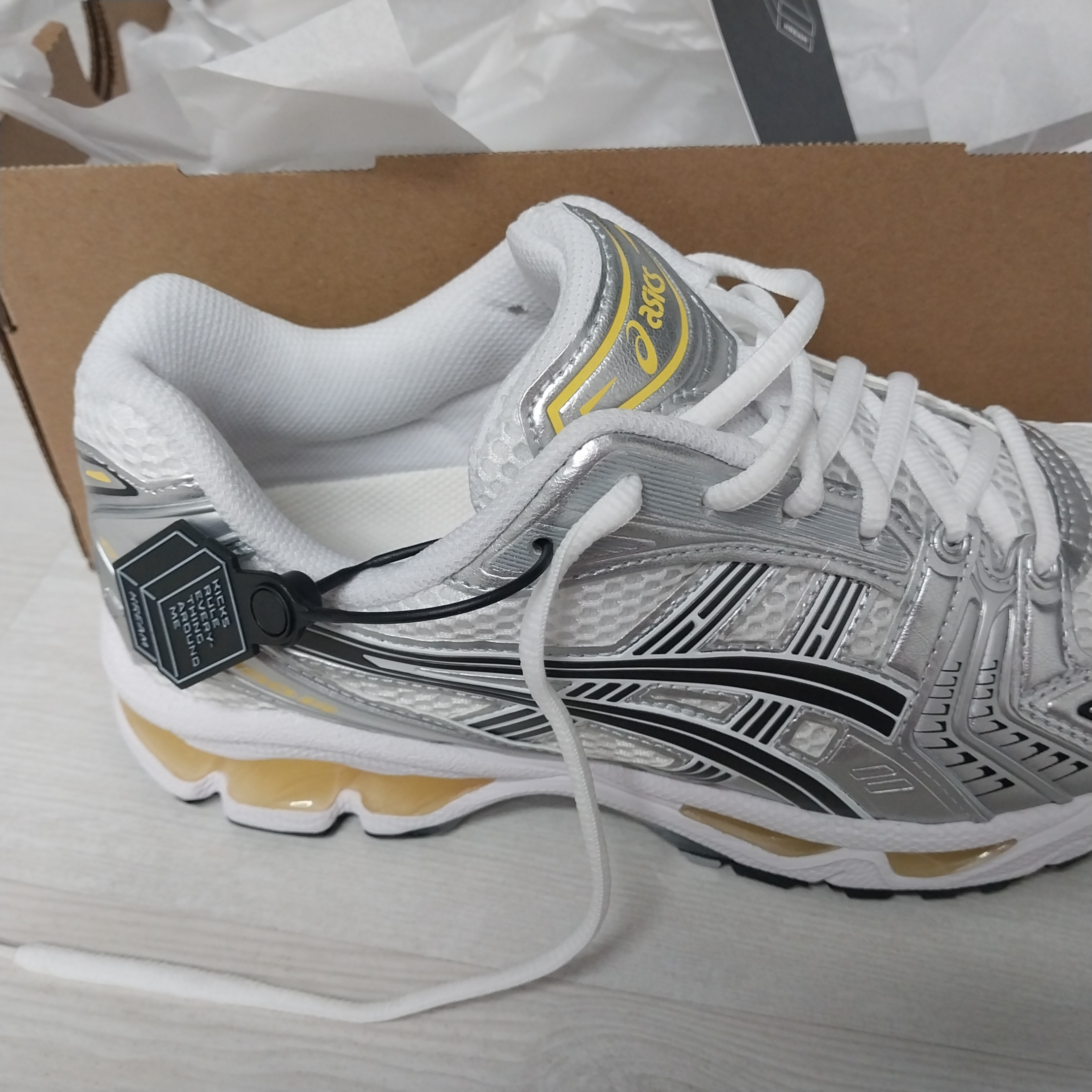 Asics Gel-Kayano 14 White Tai Chi Yellow 착용 스타일 - 2