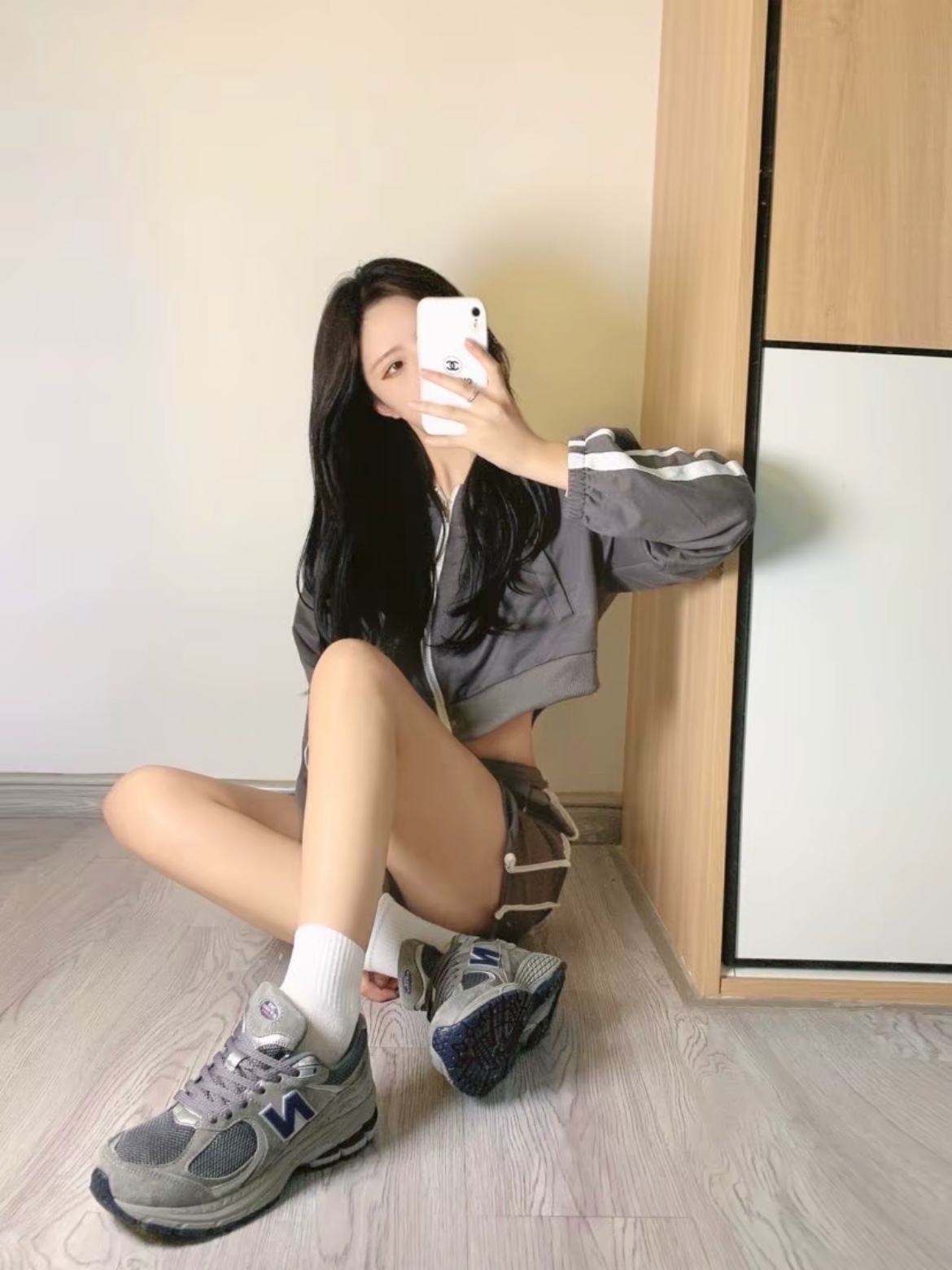 New Balance 2002R Special Vintage Black Grey 착용 스타일 - 2
