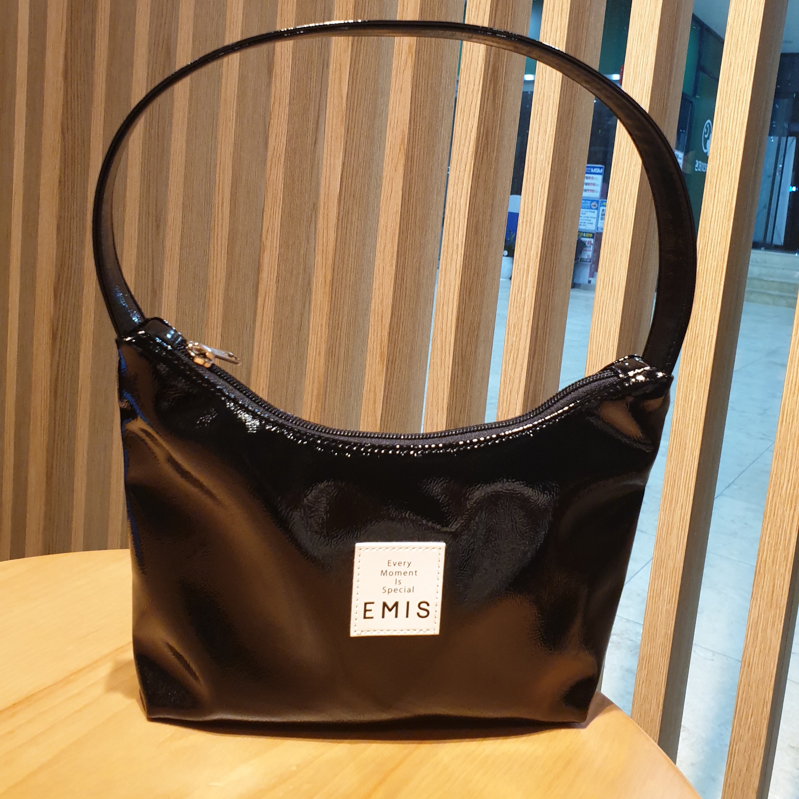 Emis New Enamel Hobo Bag Black 착용 스타일 - 2