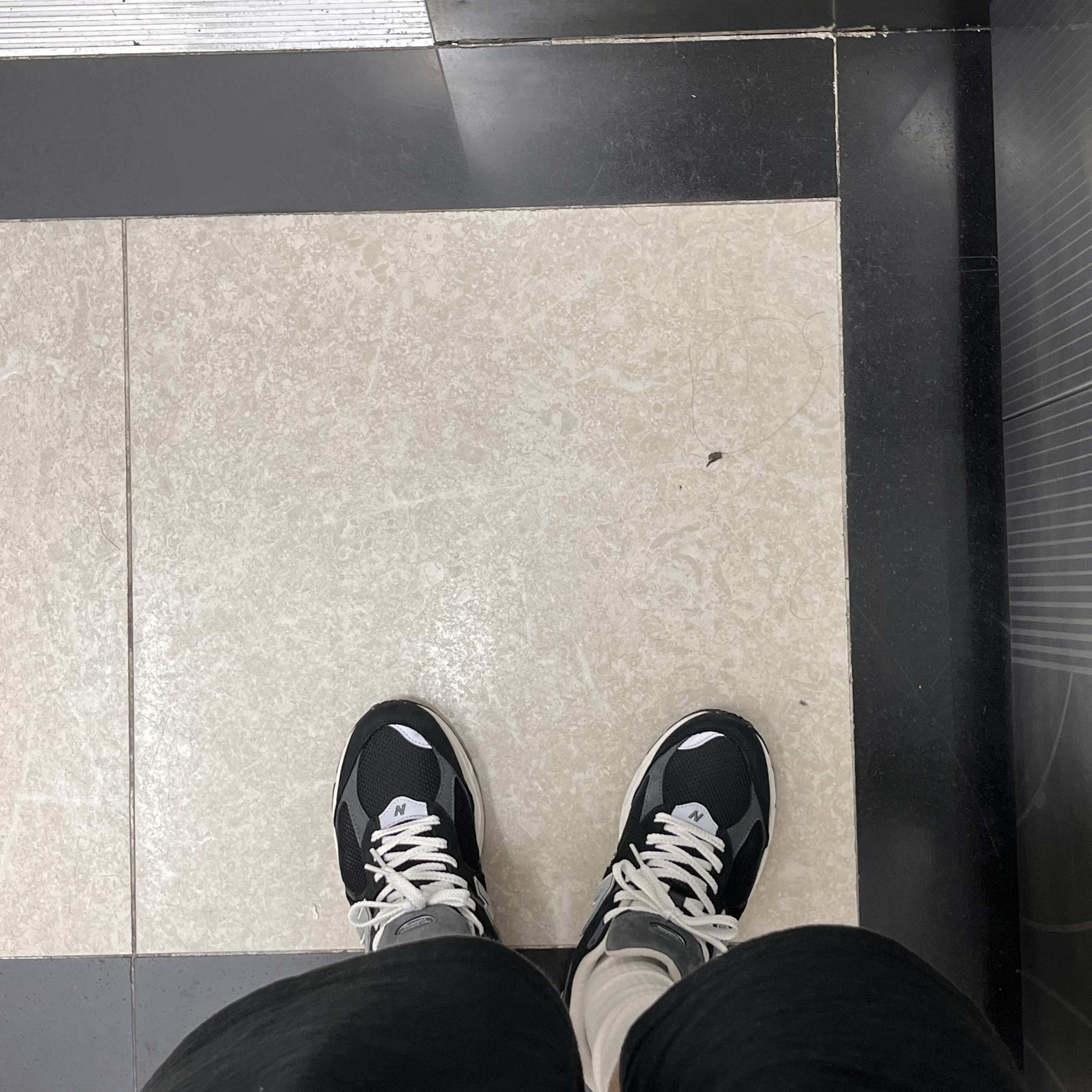 New Balance 2002R Premium Vintage Black 착용 스타일