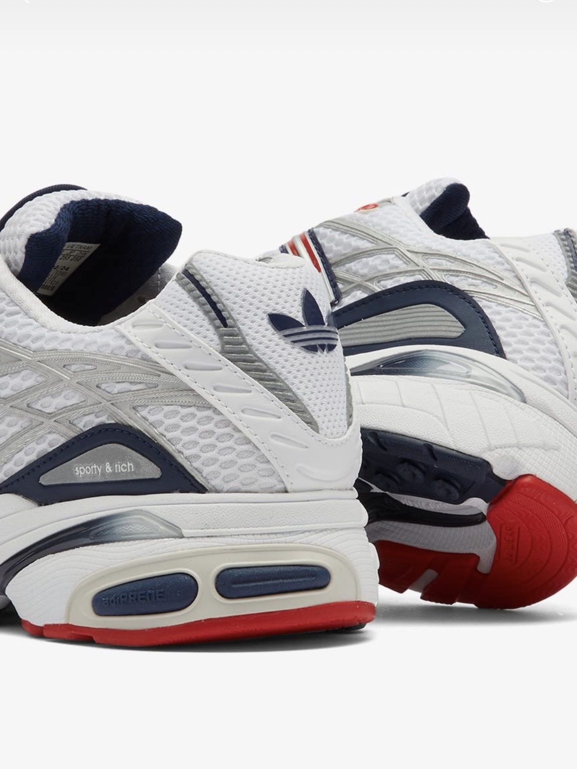 Adidas x Sporty & Rich Adistar Cushion Cloud White Night Indigo, Jordan 1 Retro Low OG Mocha 착용 스타일 - 3