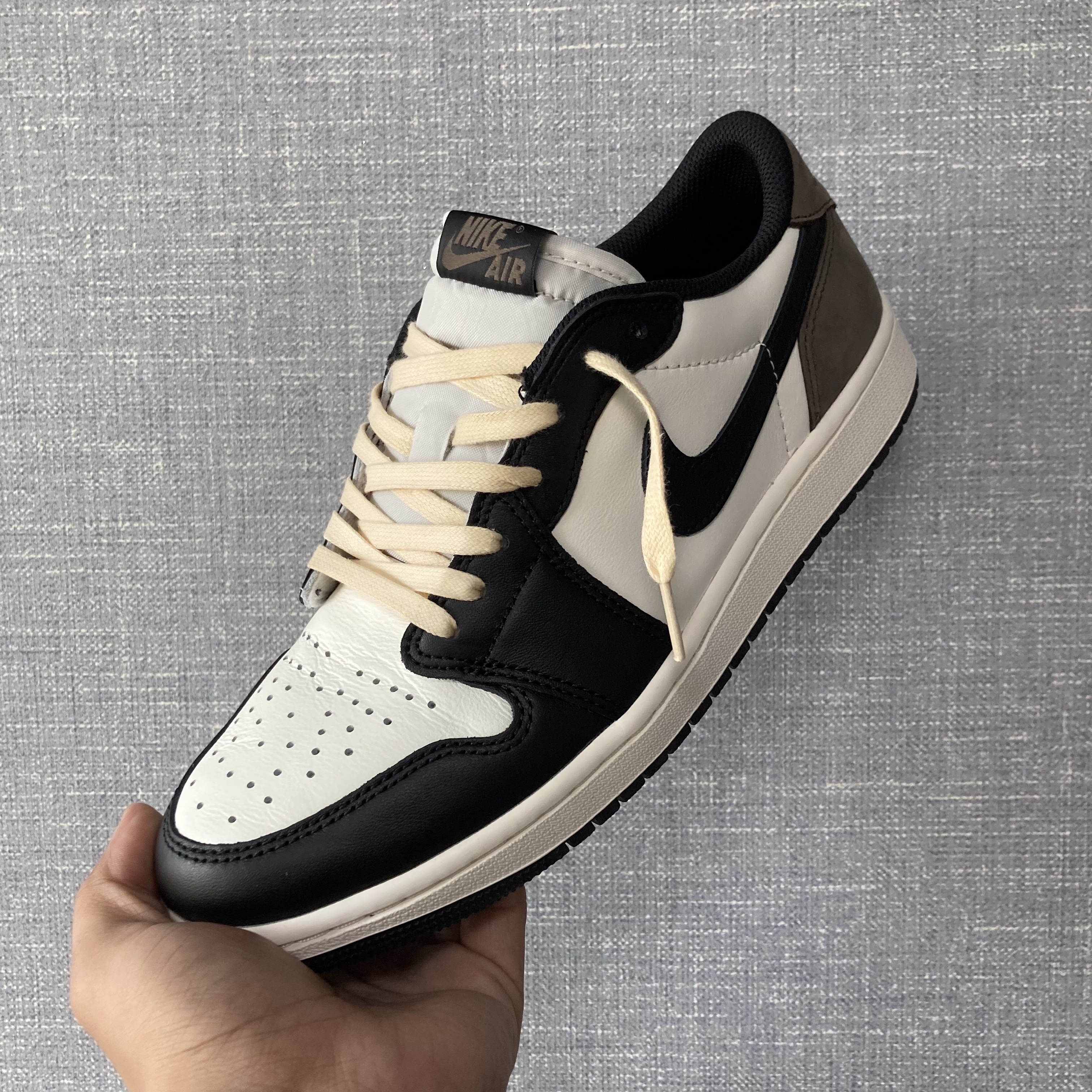 Jordan 1 Retro Low OG Mocha 착용 스타일