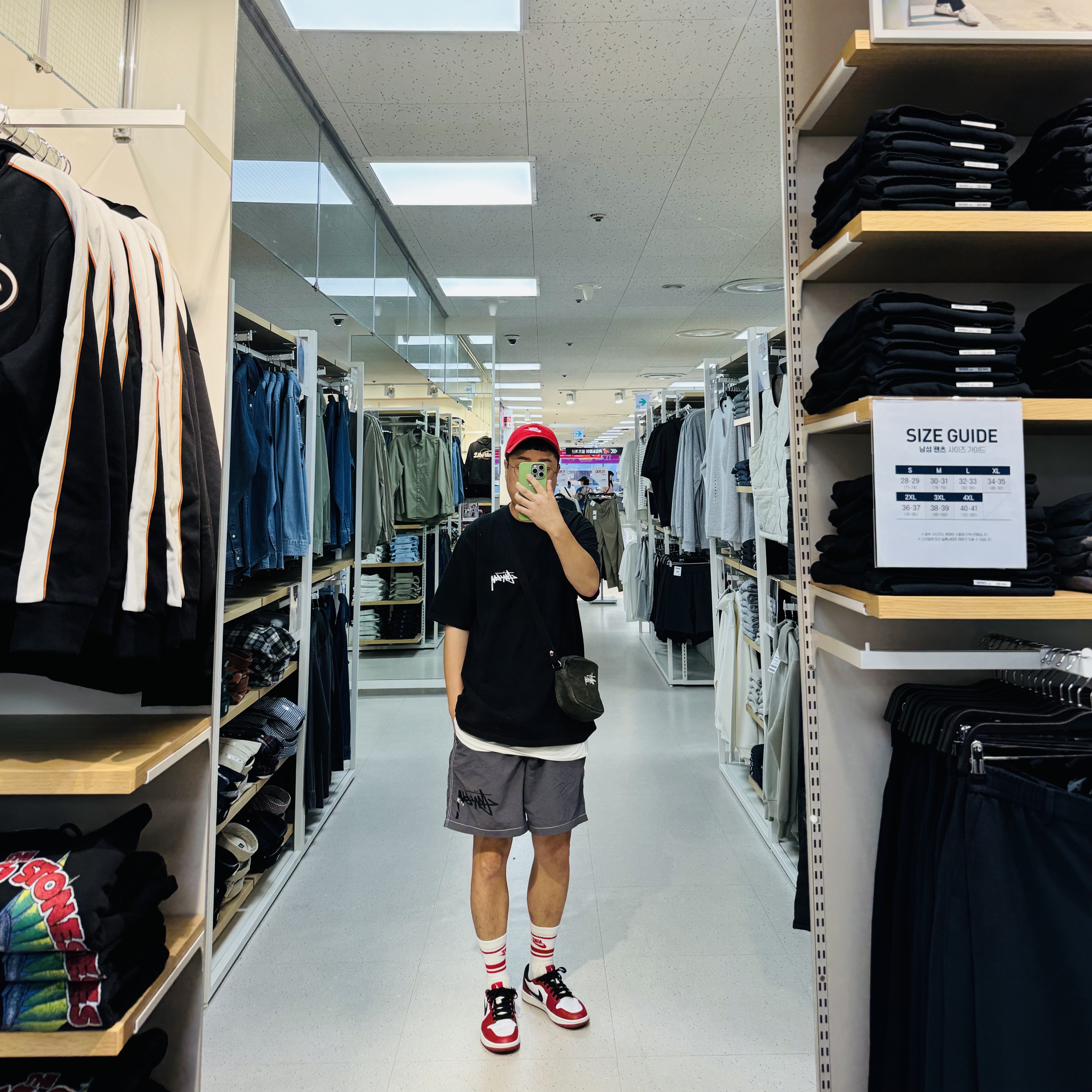 Nike Heritage 86 Futura Washed Cap University Red, Stussy Withered Flower T-Shirt Black 착용 스타일 - 1