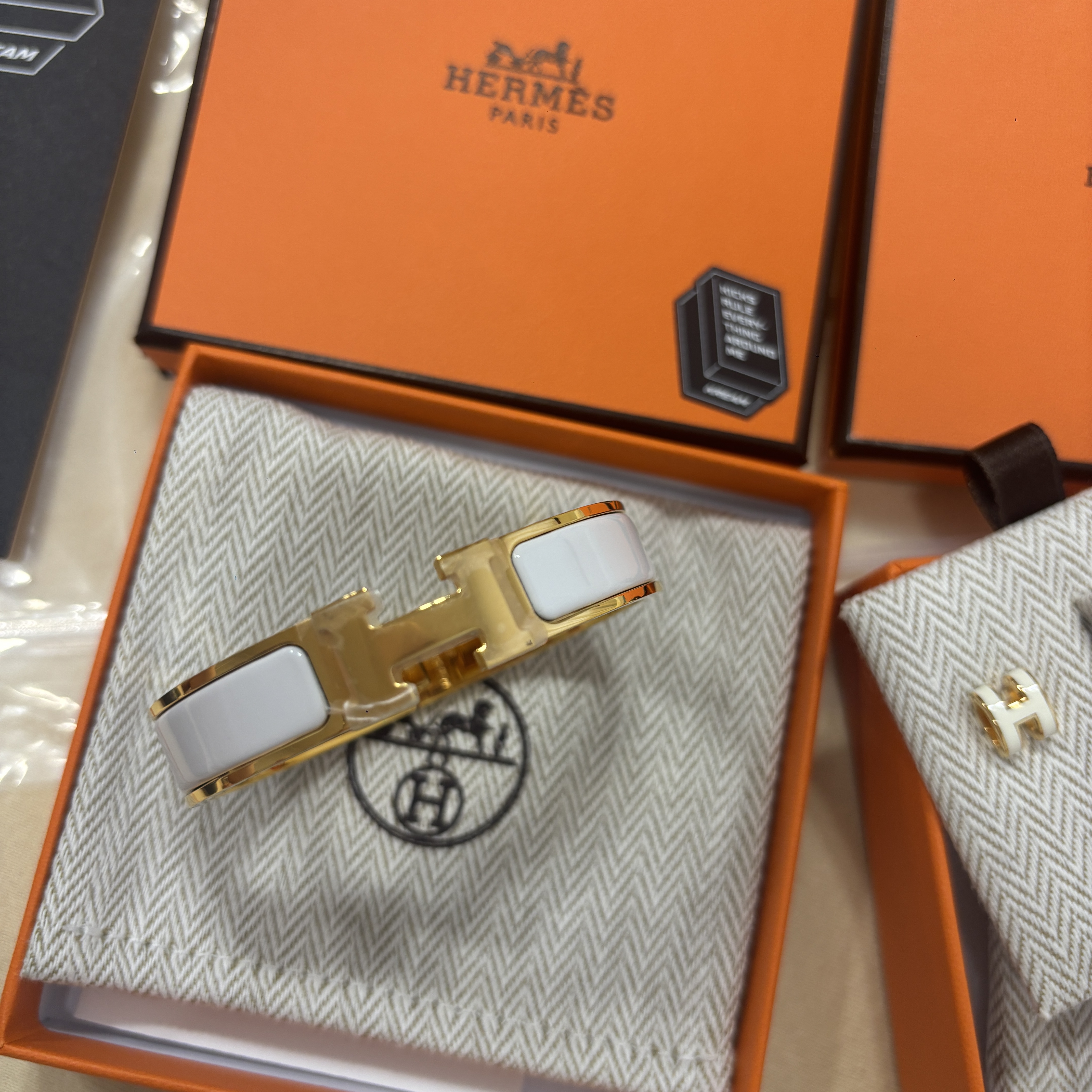 (W) Hermes Clic H Bracelet Gold & Blanc, (W) Hermes Mini Pop H Earrings Gold & Blanc 착용 스타일 - 3