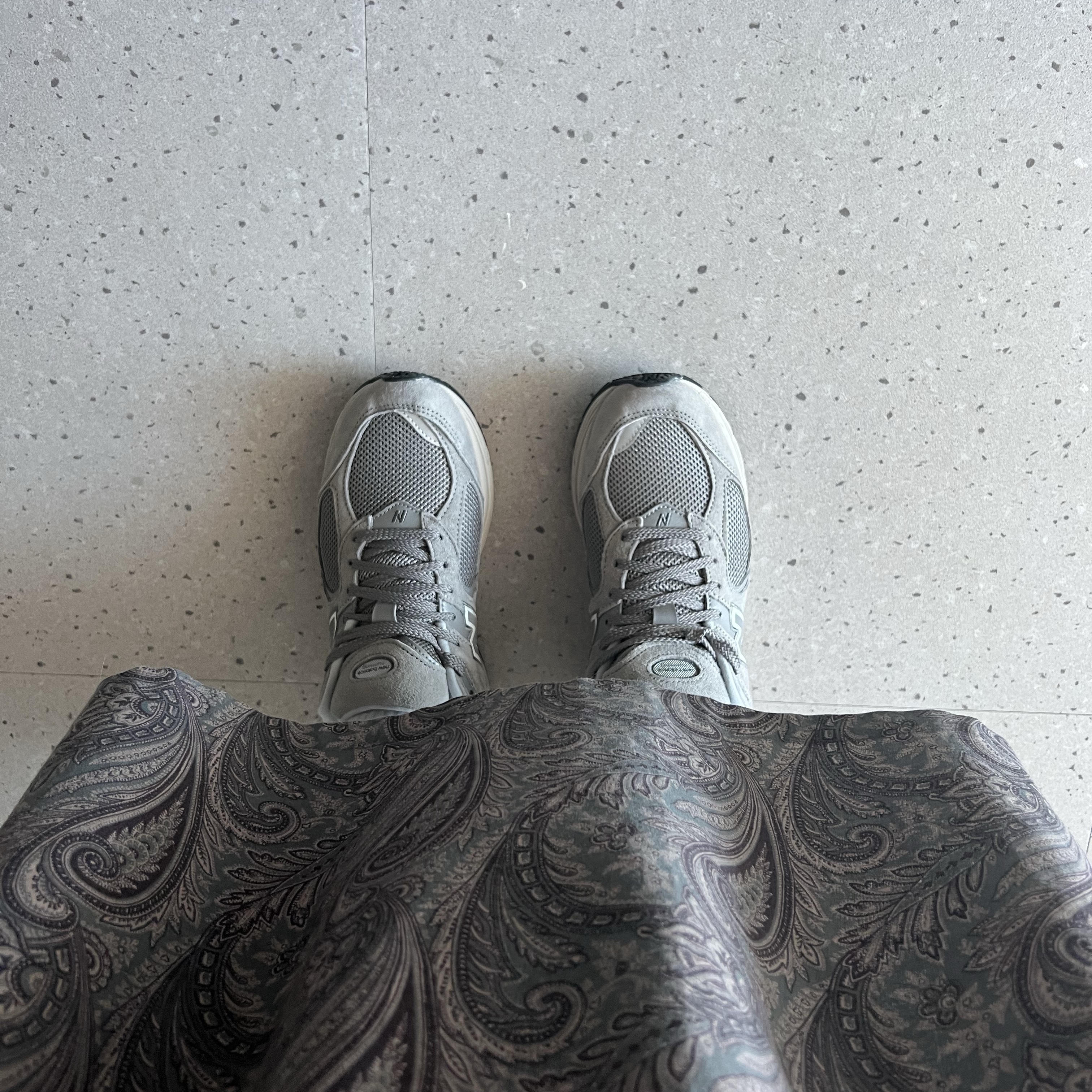 New Balance 2002R Grey 착용 스타일