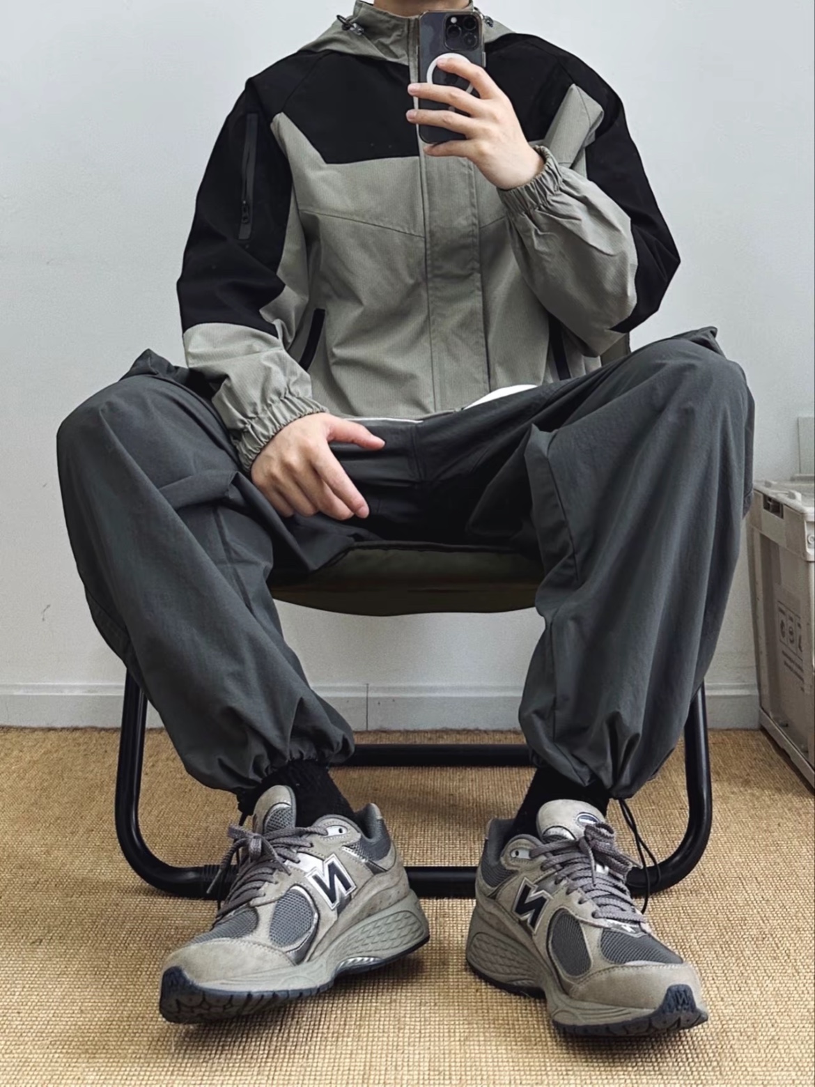 New Balance 2002R Special Vintage Black Grey 착용 스타일 - 1