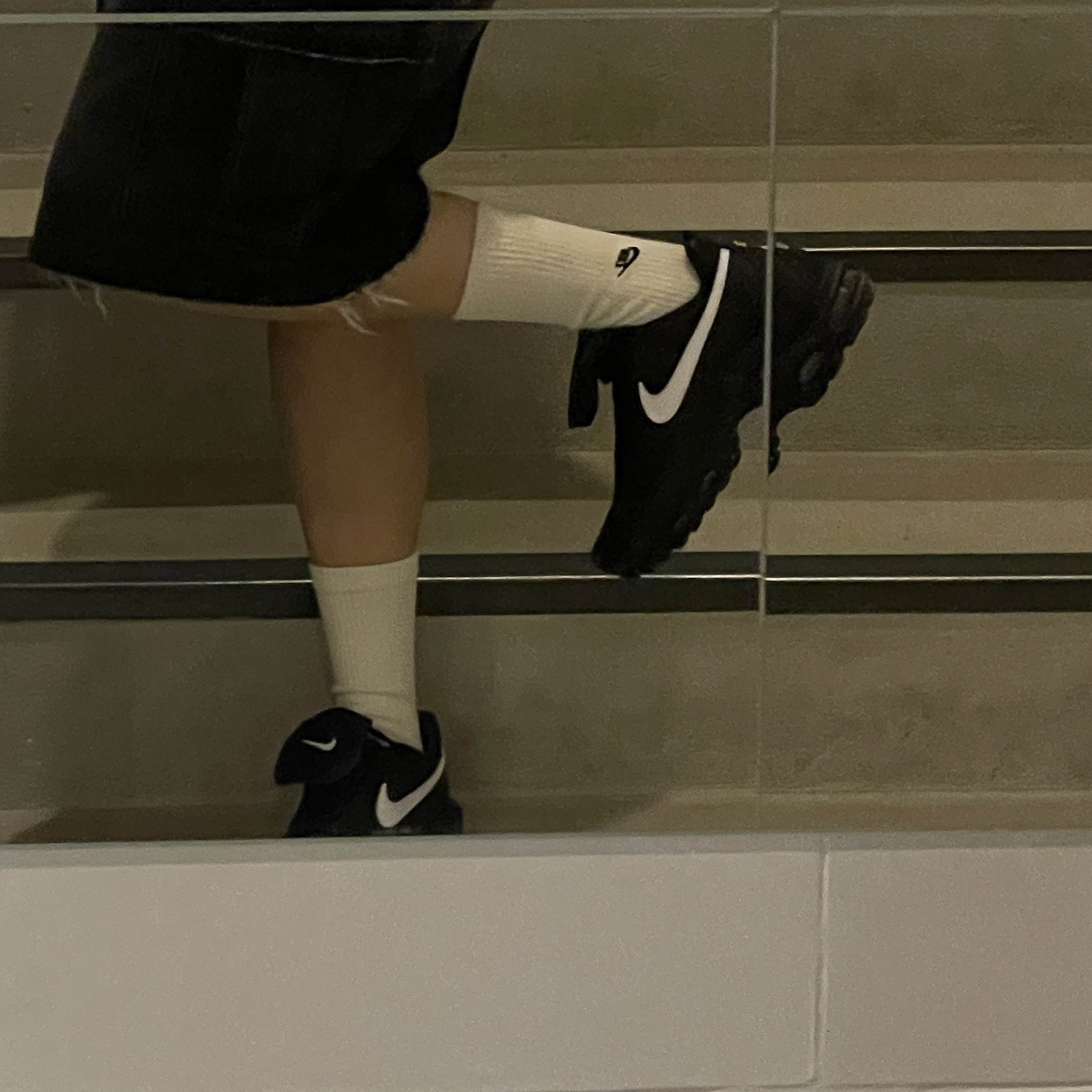 (W) Nike Air Max Plus TNPO Black 착용 스타일 - 2