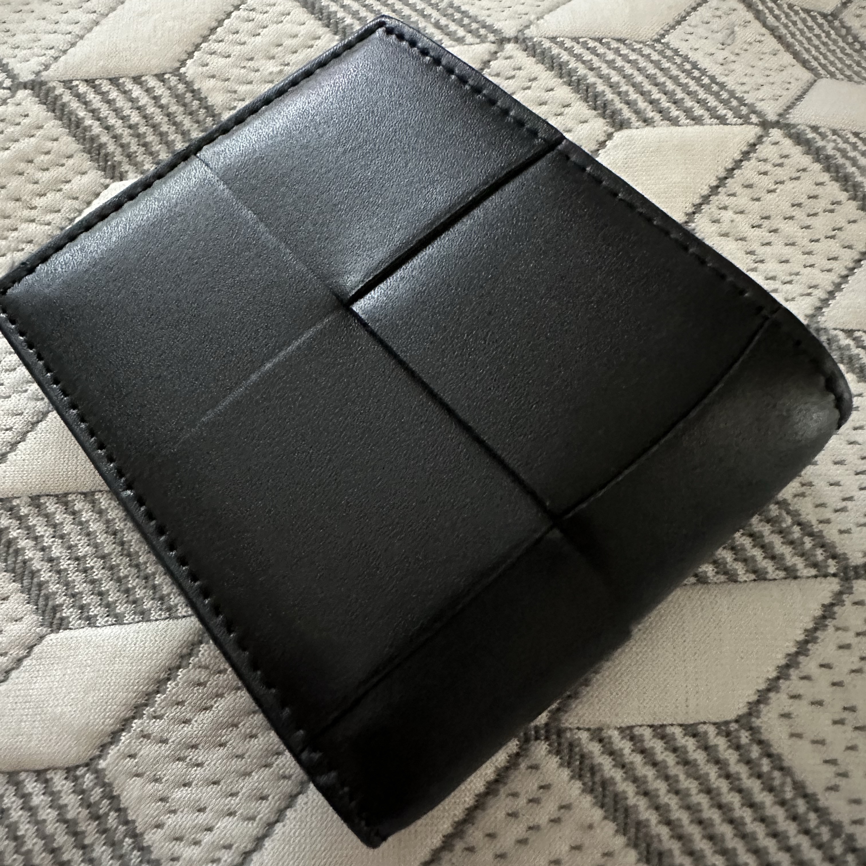 Bottega Veneta Bi-Fold Wallet Black 착용 스타일 - 2