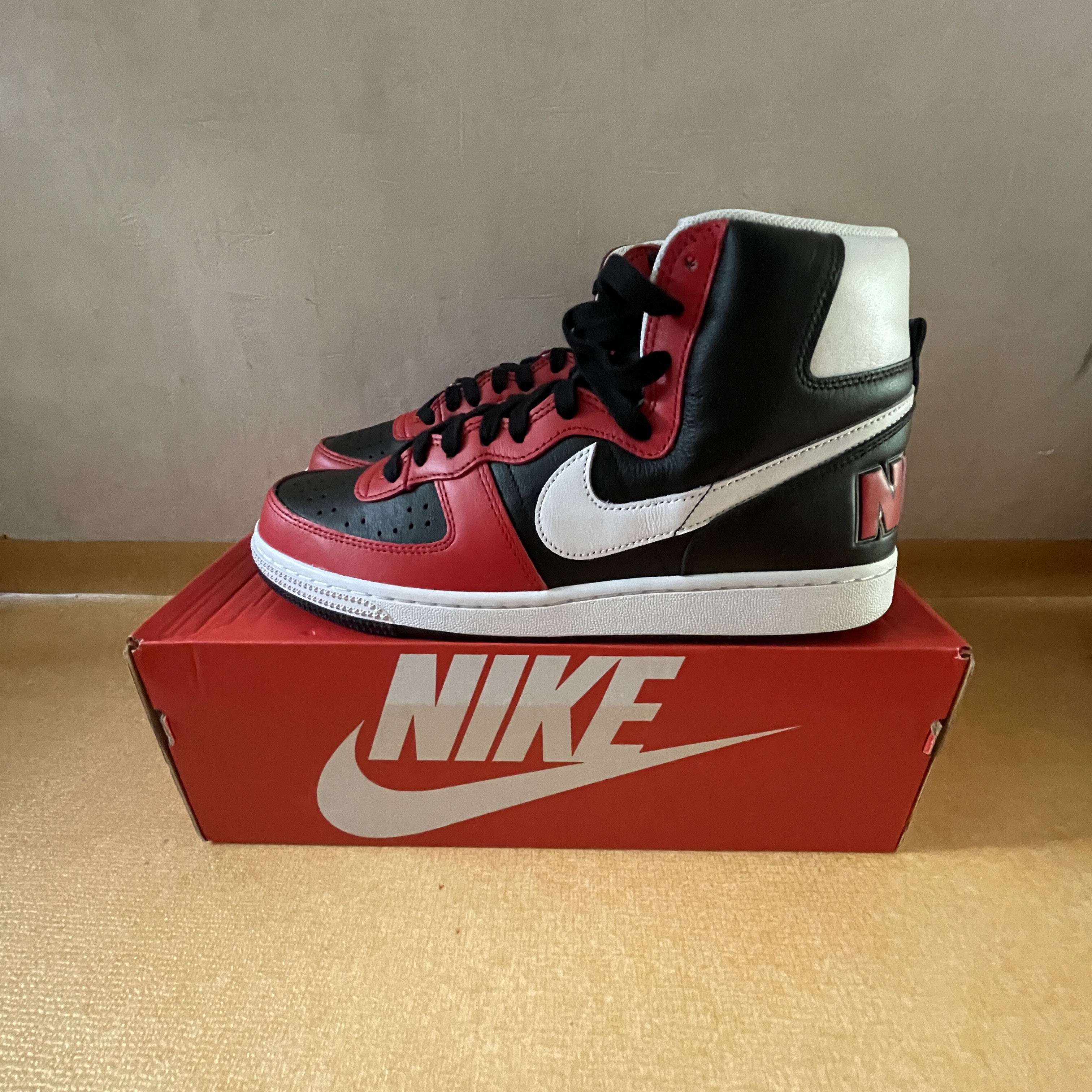 Nike Terminator High Black and University Red 착용 스타일