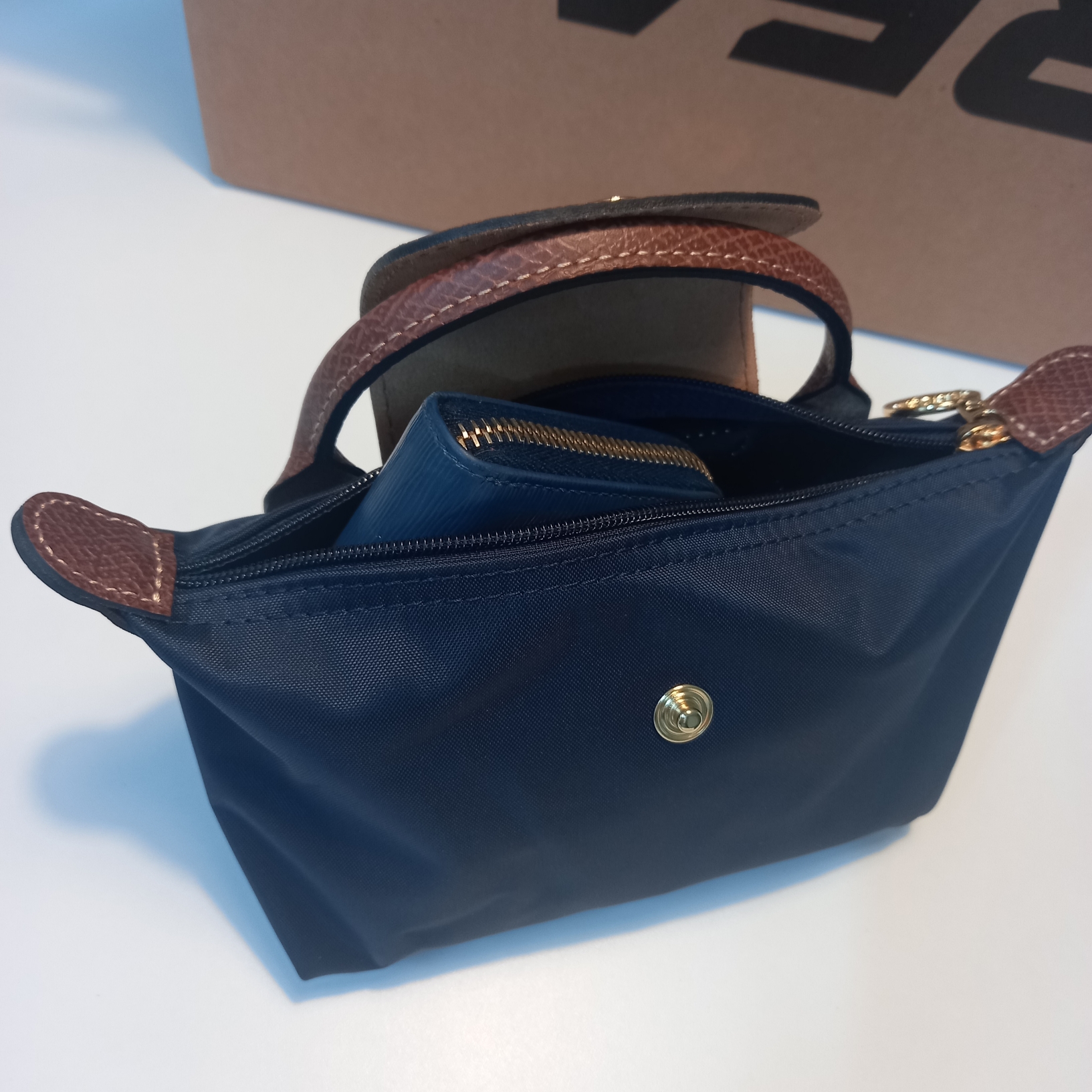 Longchamp Le Pliage Original Handle Pouch Blue Navy 착용 스타일 - 2
