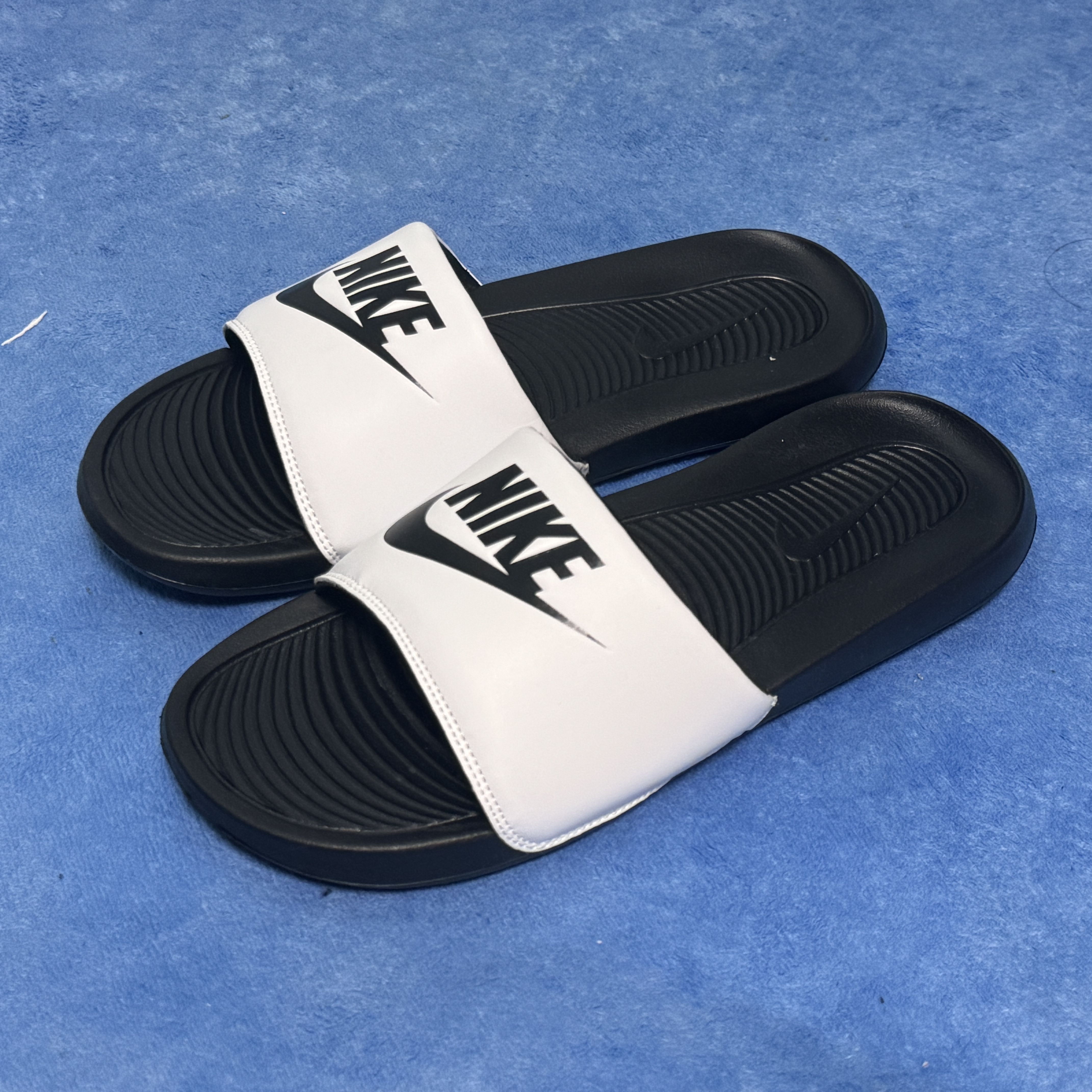 Nike Victori One Slide Black White 착용 스타일
