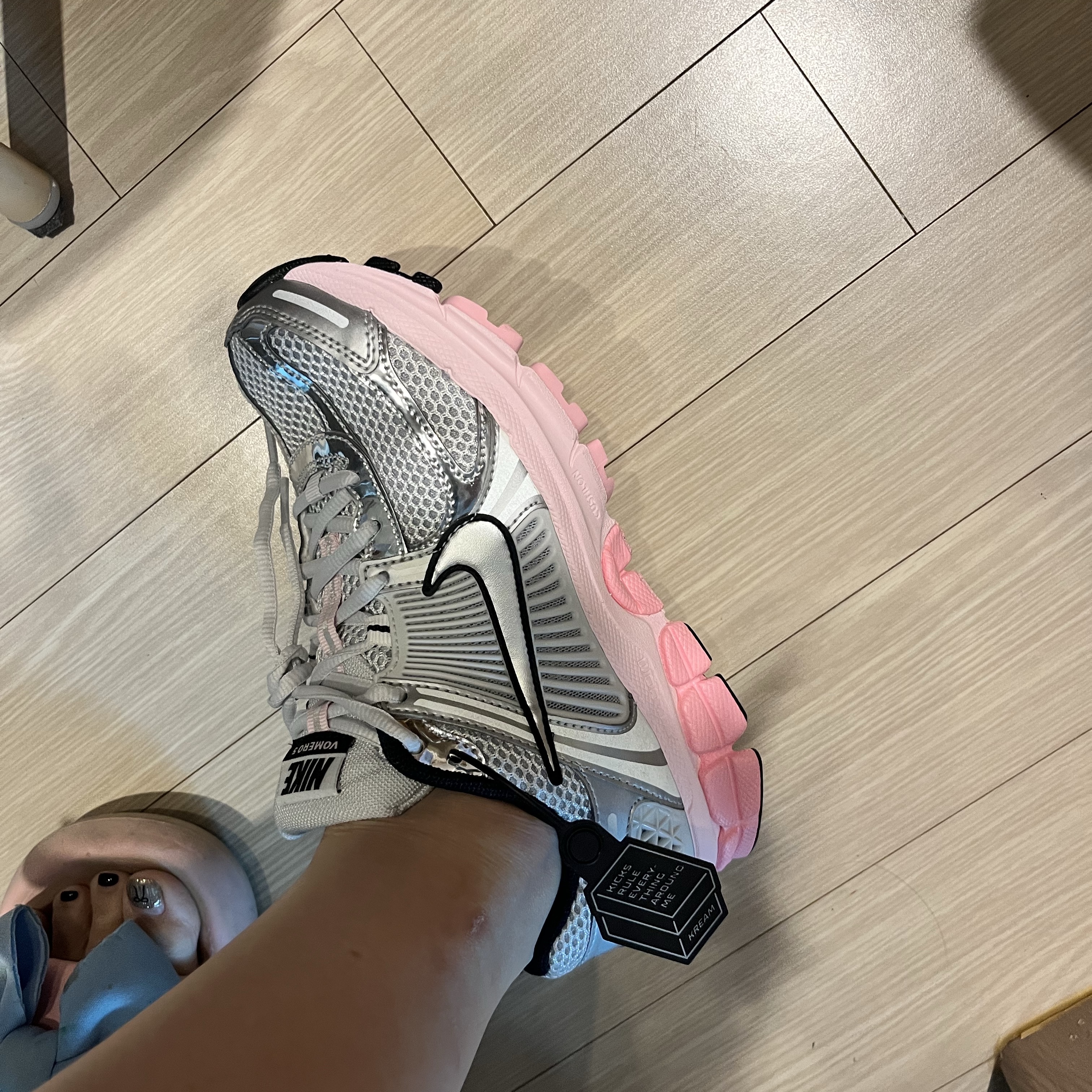 (W) Nike Zoom Vomero 5 Photon Dust Pink Foam 착용 스타일