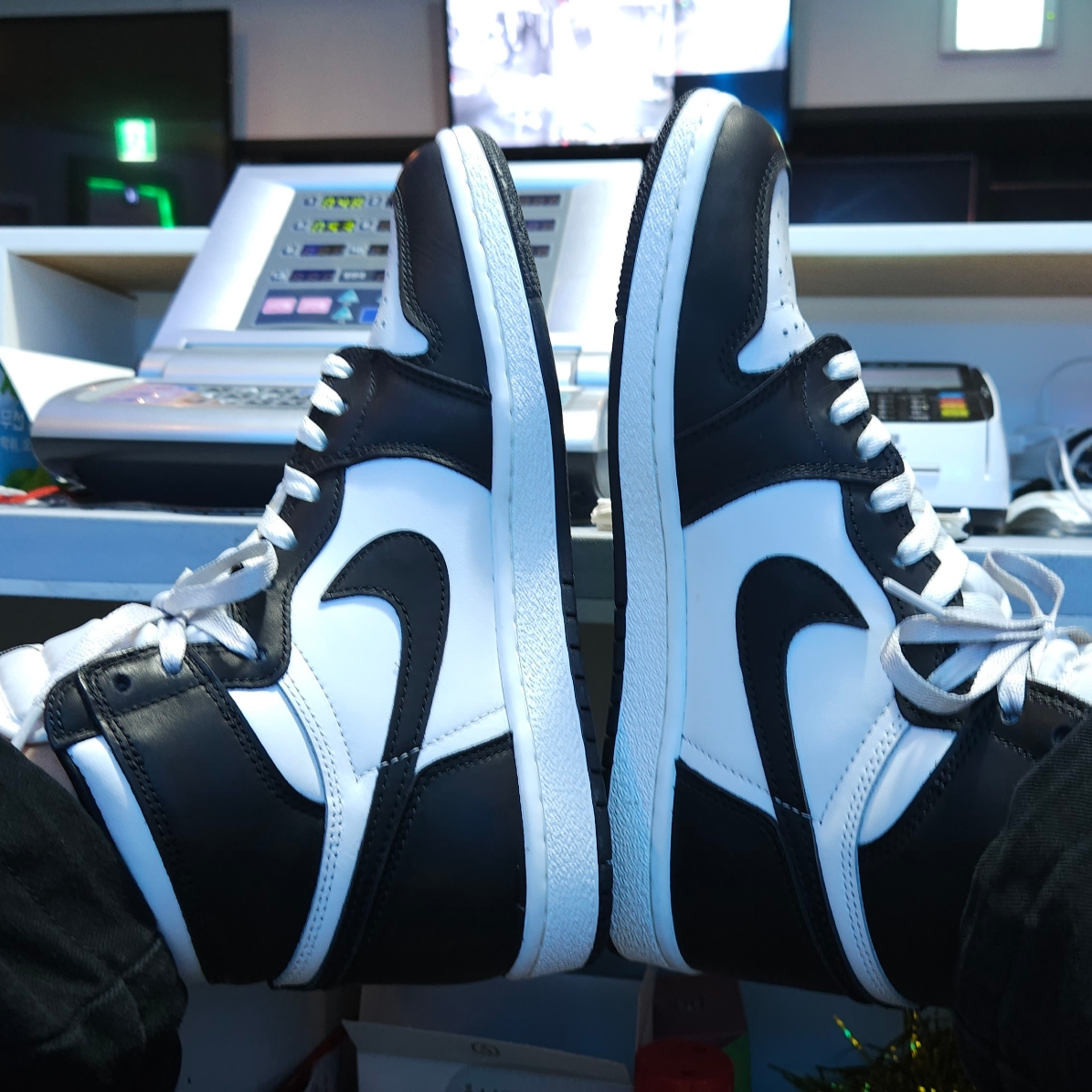 Jordan 1 High 85 Black White 착용 스타일 - 3