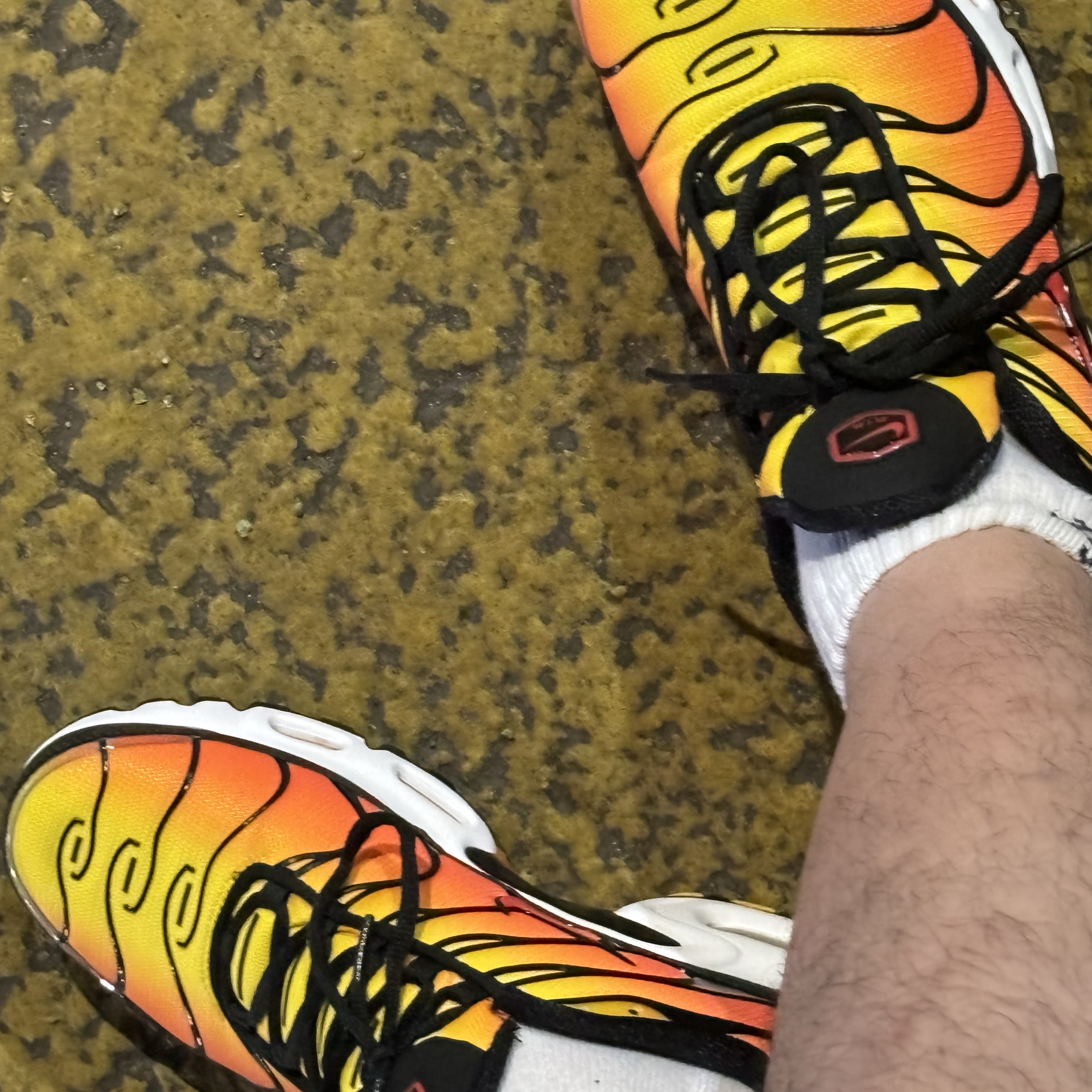 Nike Air Max Plus Bright Ceramic and Tour Yellow 착용 스타일