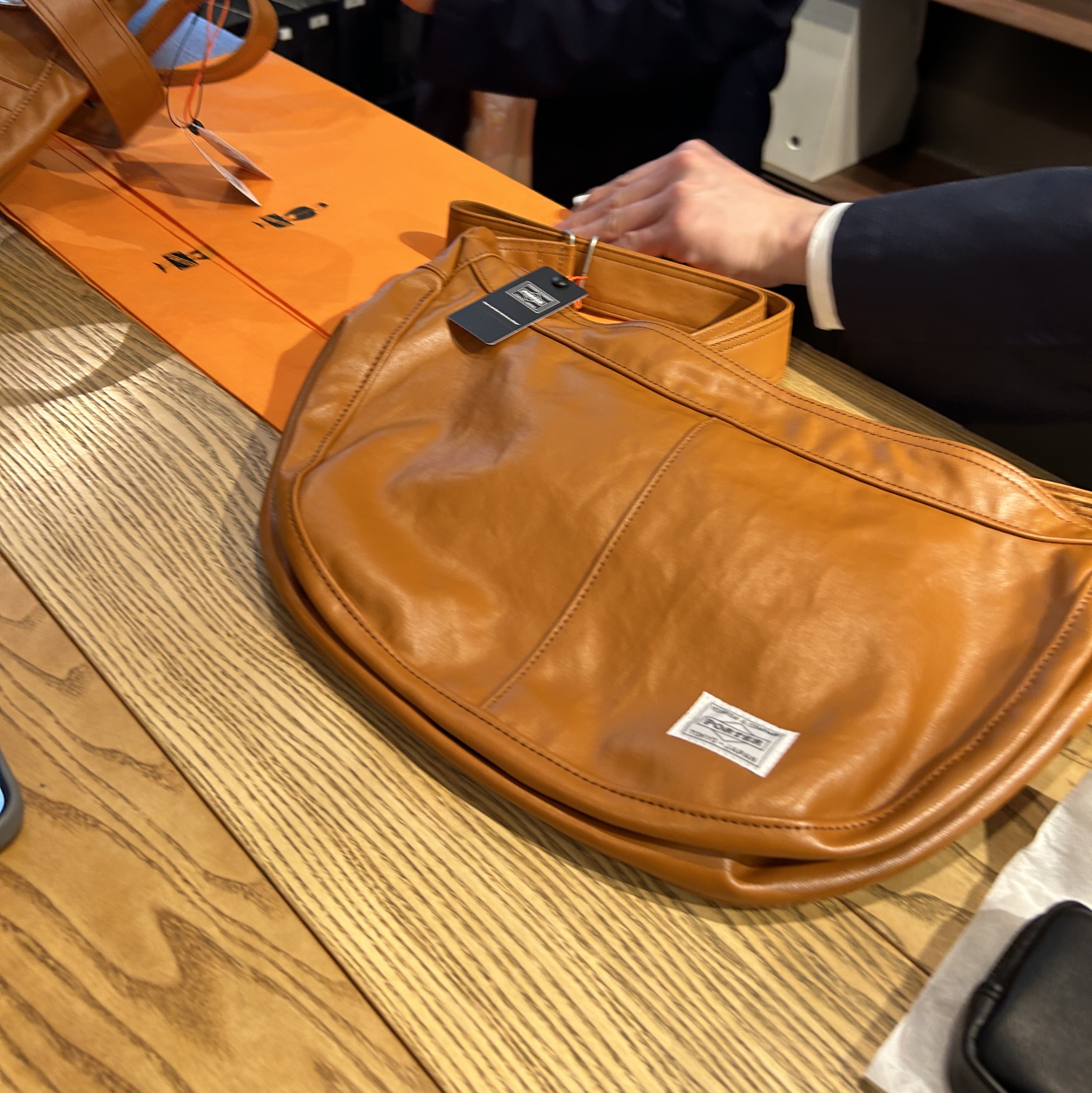 Porter Free Style Shoulder Bag Camel 착용 스타일 - 1
