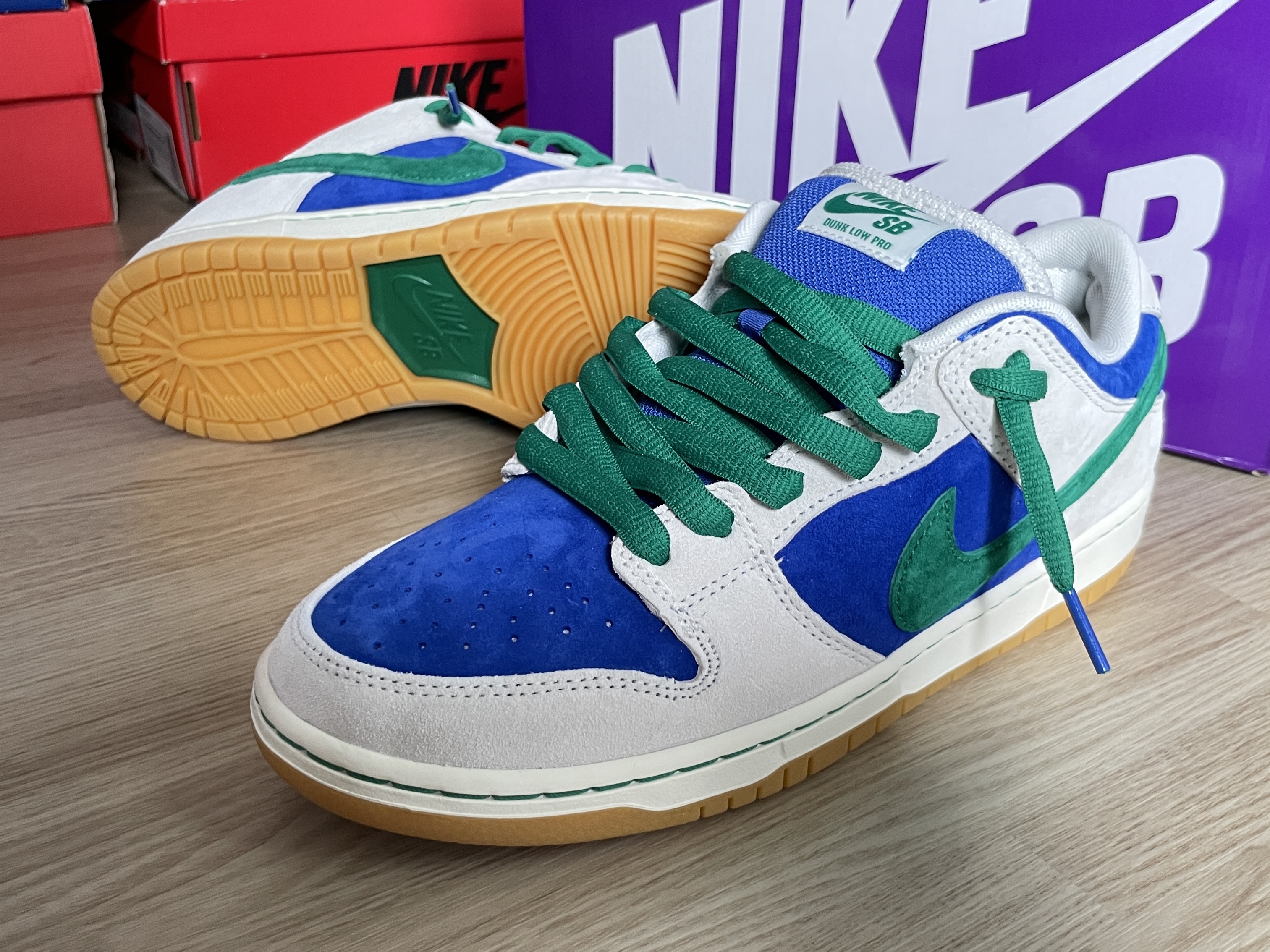 Nike SB Dunk Low Pro Phantom and Hyper Royal 착용 스타일 - 1