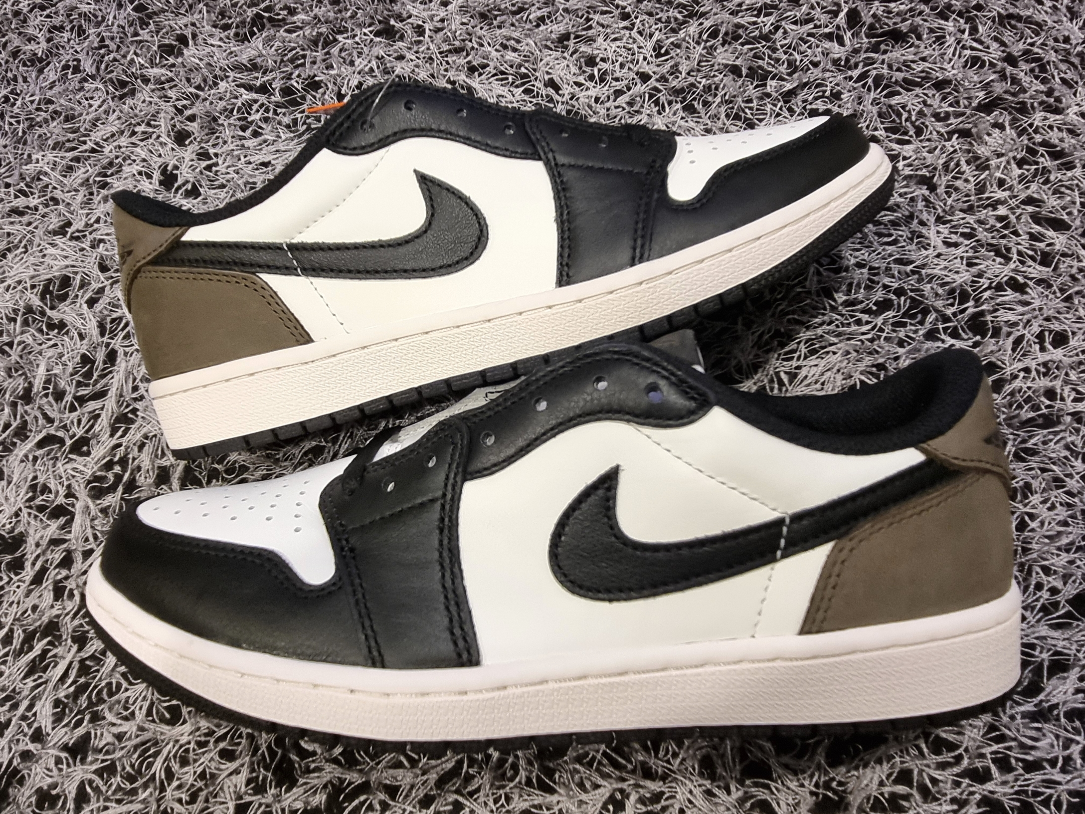 Jordan 1 Retro Low OG Mocha 착용 스타일 - 2