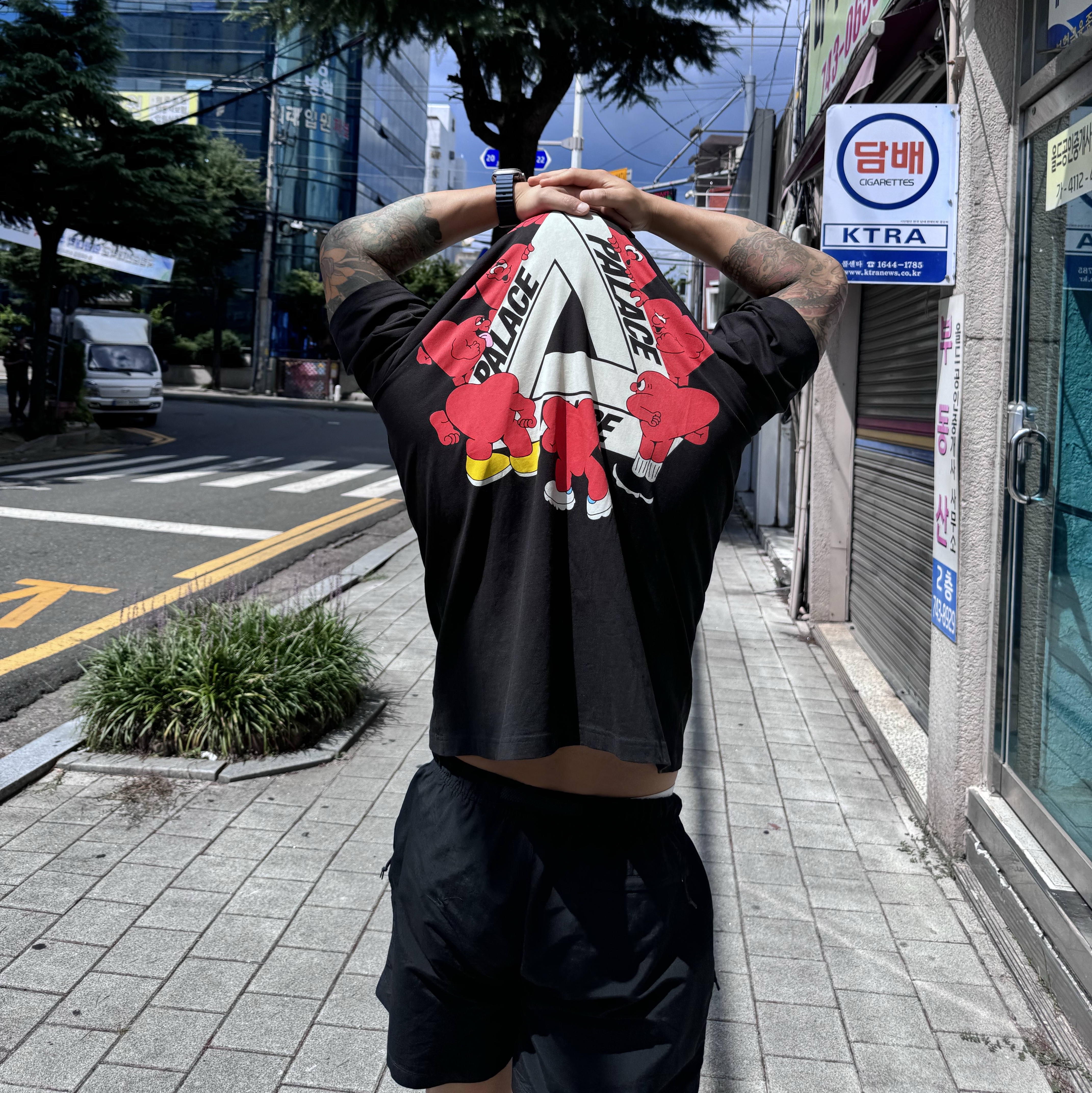 Palace Tri-Hearts T-Shirt Black - 24SS 착용 스타일