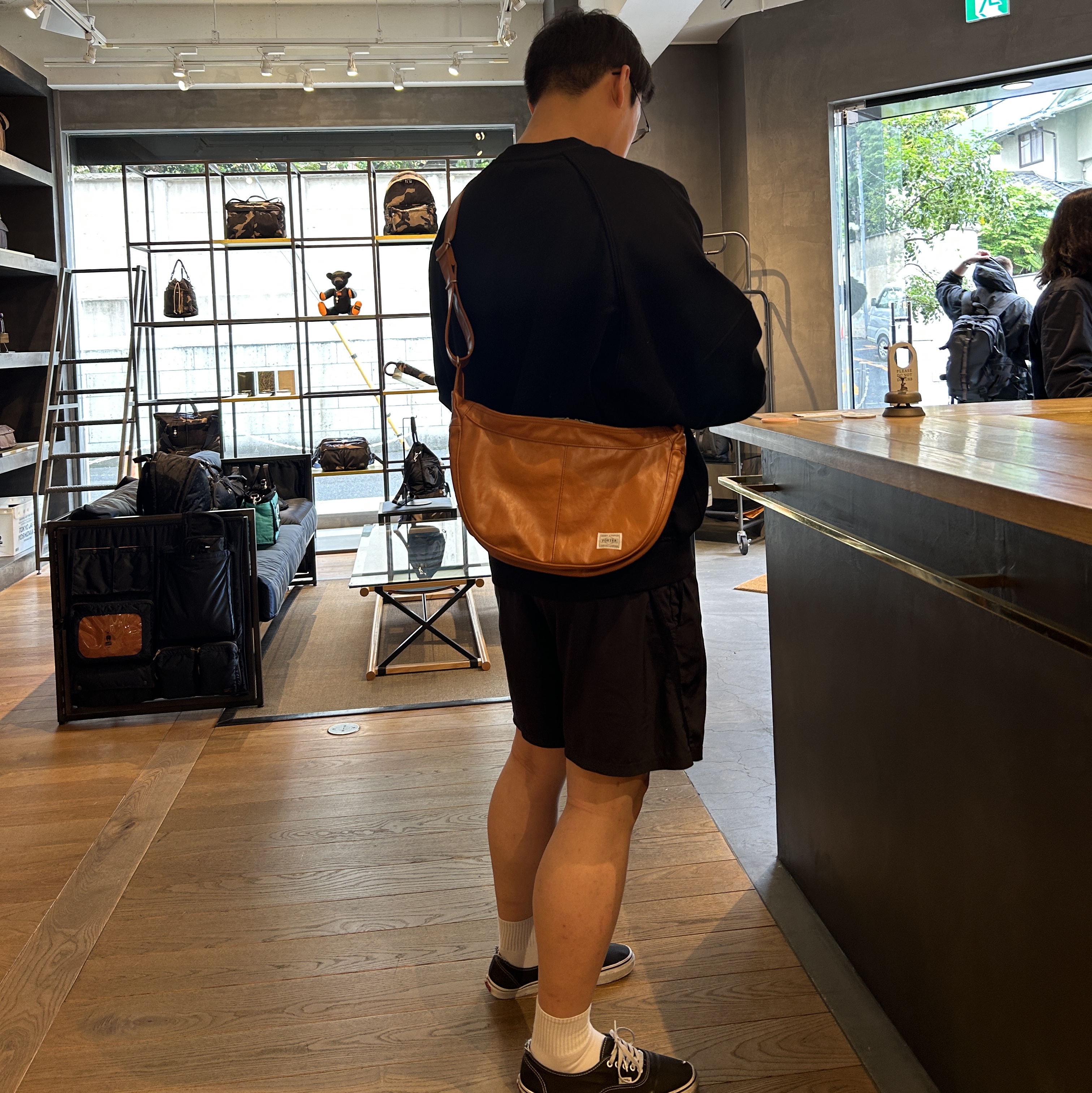 Porter Free Style Shoulder Bag Camel 착용 스타일 - 2