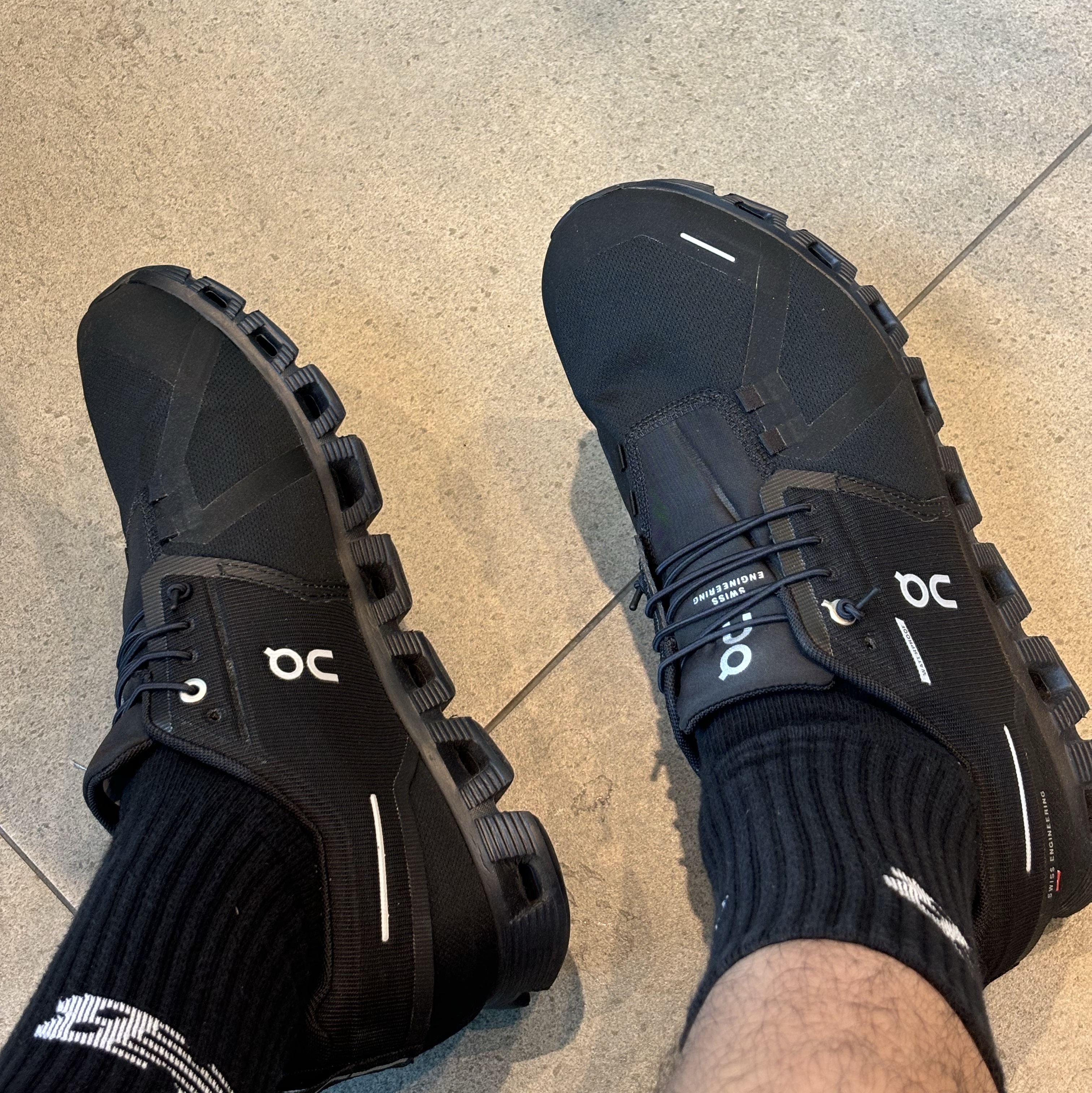 On Running Cloud 5 Waterproof All Black 착용 스타일 - 2