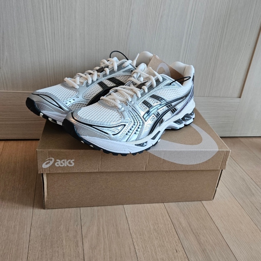 Asics Gel-Kayano 14 Cream Black 착용 스타일