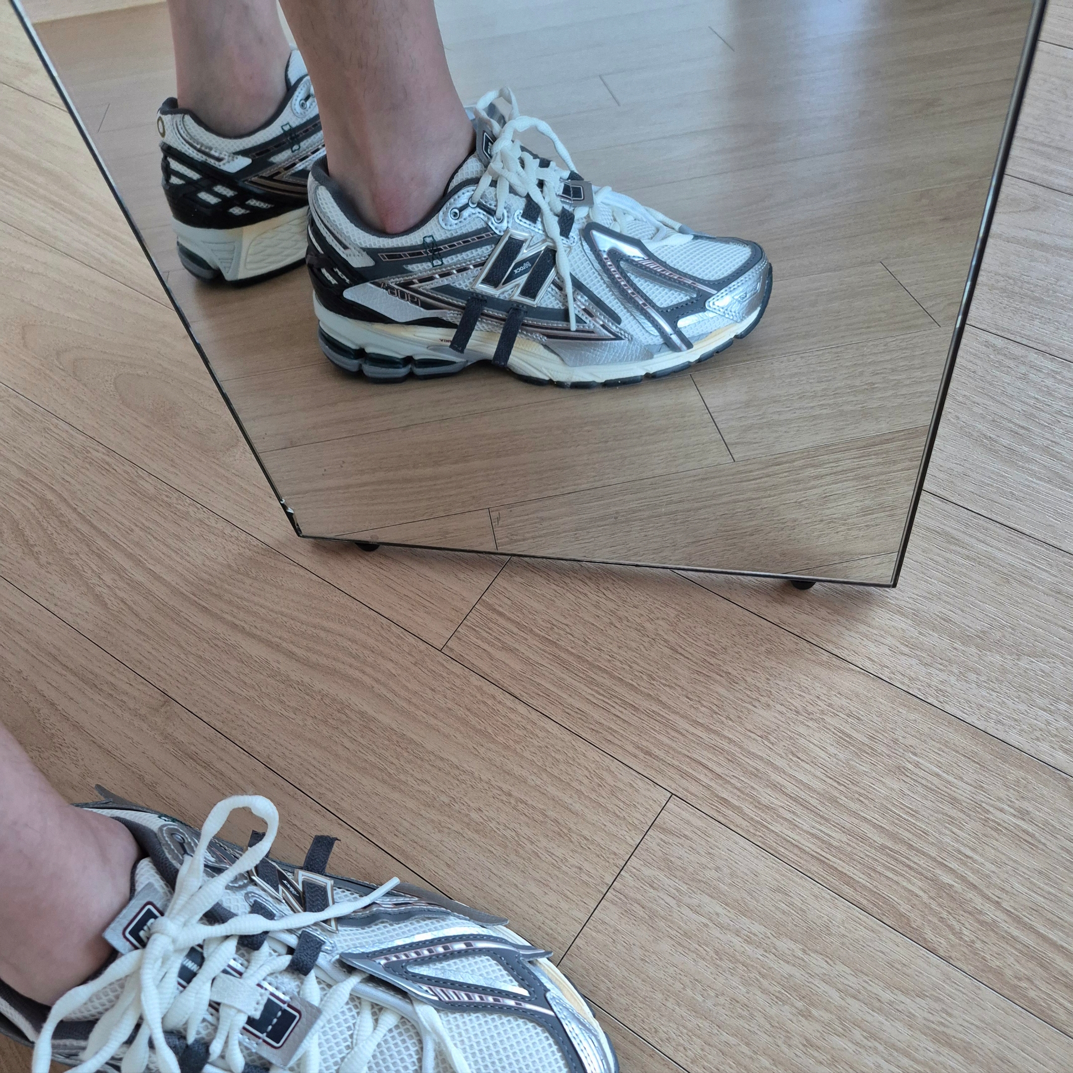 New Balance 1906A Silver Metallic Castlerock 착용 스타일