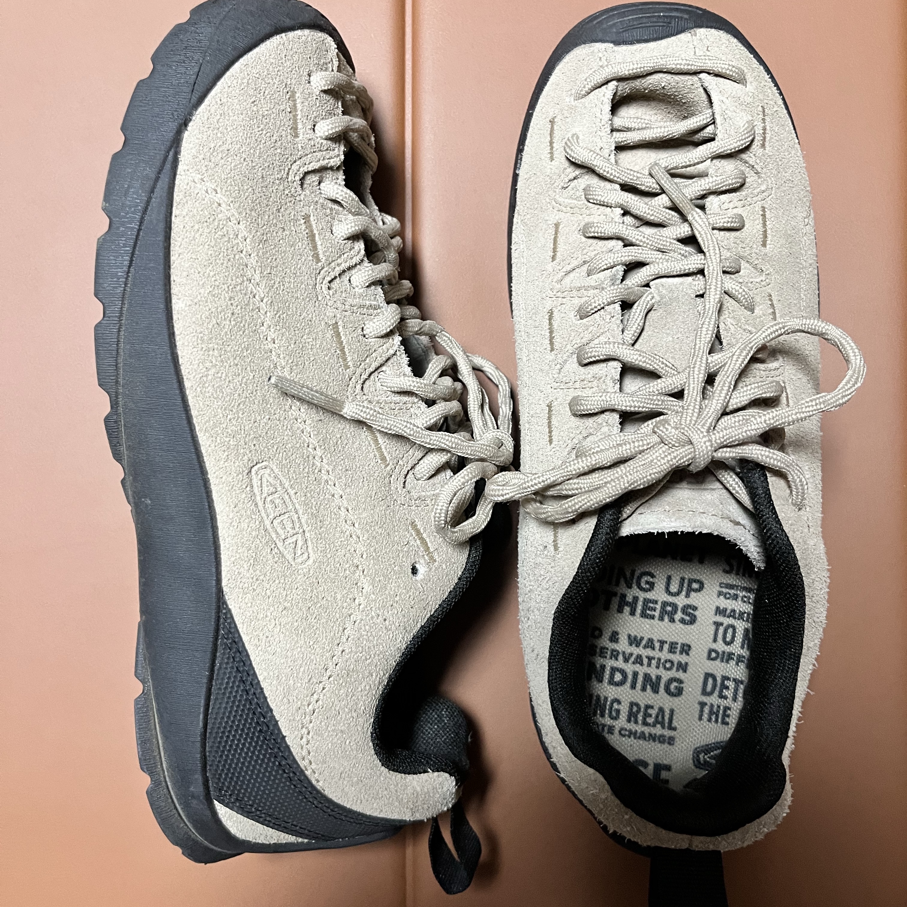 (W) Keen Jasper Suede Sneakers Silver Mink 착용 스타일