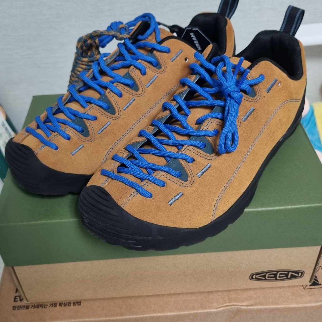 Keen Jasper Suede Sneakers Camel 착용 스타일