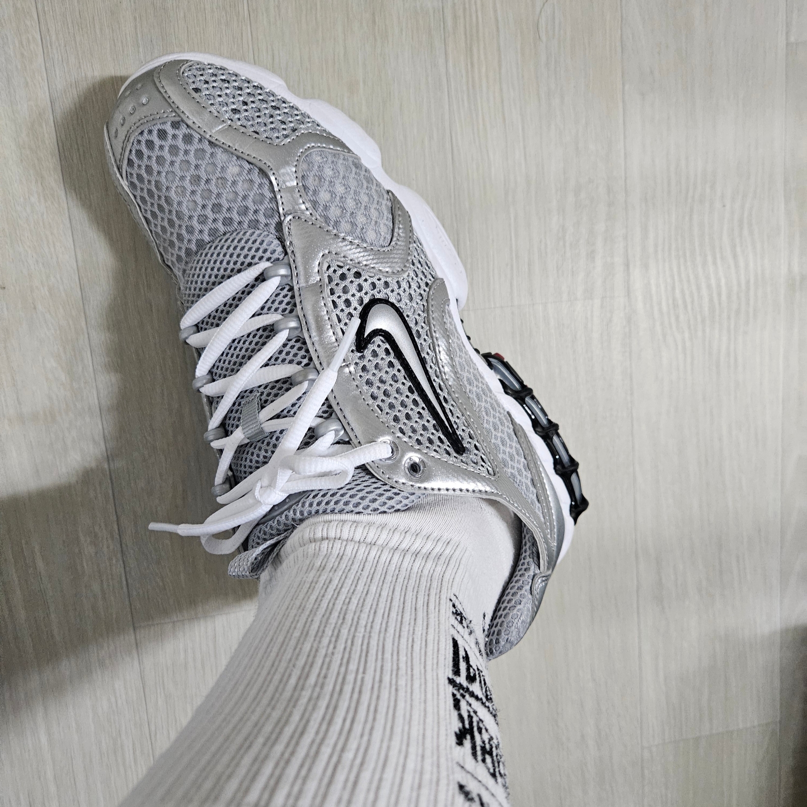 Nike Air Zoom Spiridon Cage 2 Metallic Silver 착용 스타일 - 2