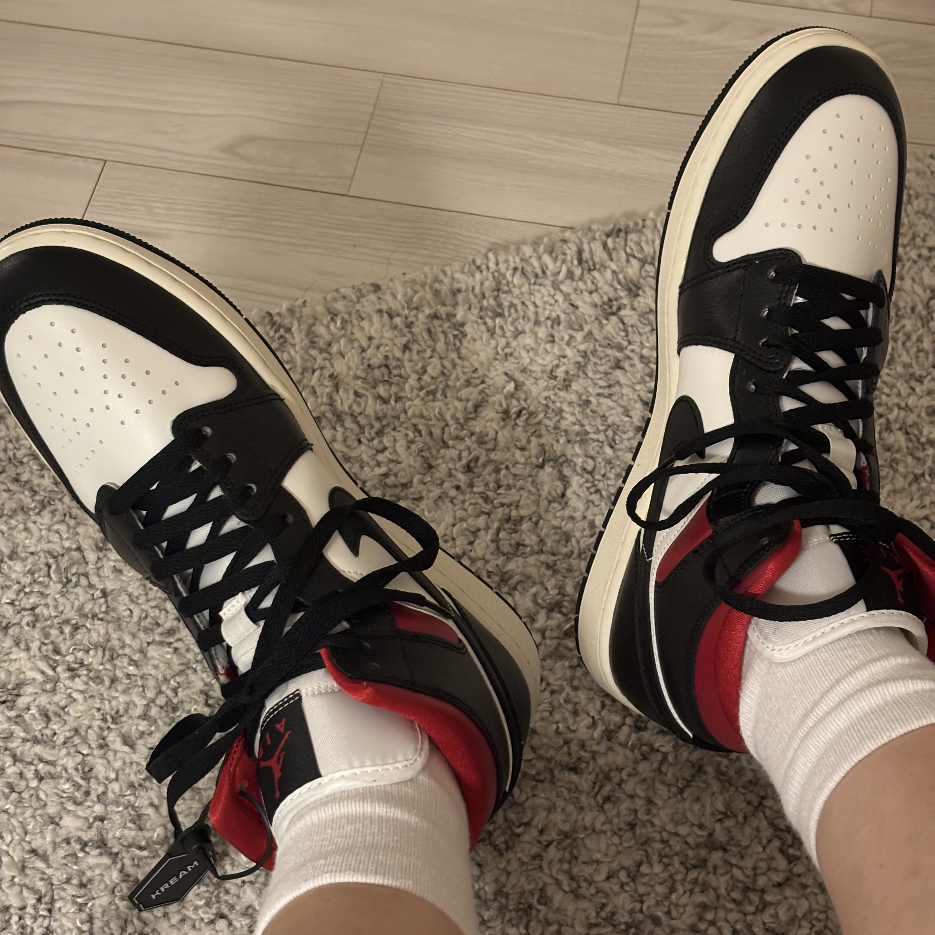 (W) Jordan 1 Mid Black Gym Red 착용 스타일 - 2