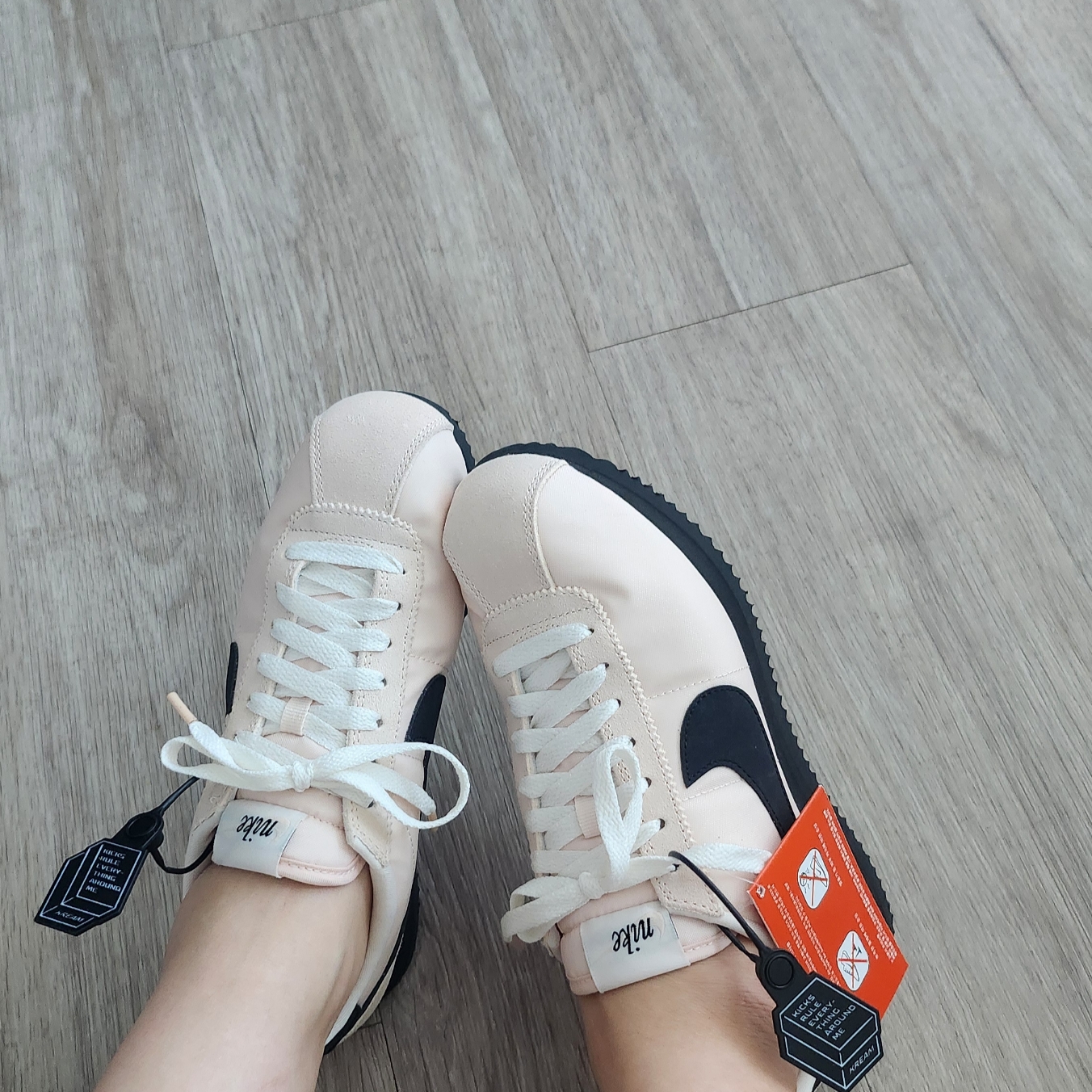 (W) Nike Cortez Textile Guava Ice Sail 착용 스타일